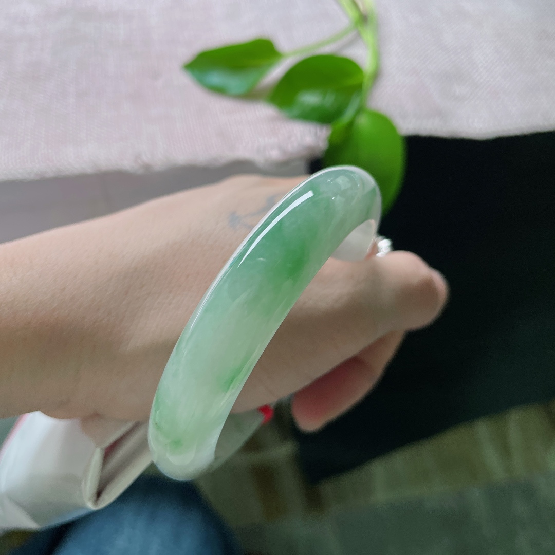 56.6/13.1/8.6，飘绿正圈，水头好，种老，翠色鲜活，充满活力和希望，洒金，ss50182a