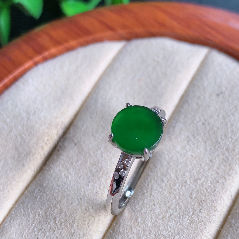 冰润满绿精美环形翡翠戒指  玉质细腻  冰清玉润  飘花灵动  颜色漂亮  W481.31  内径尺