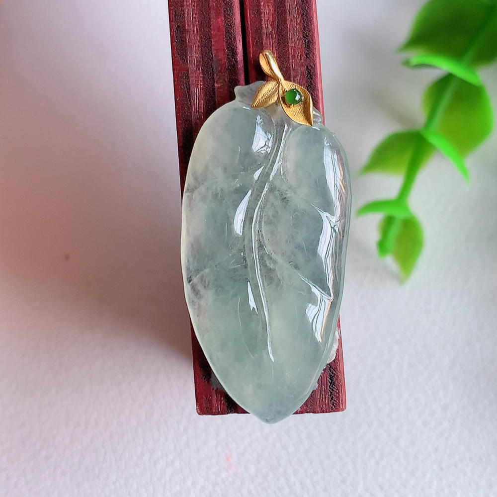 18k金扣冰润金枝玉叶翡翠吊坠  老种起胶感  飘花灵动  寓意“金枝玉叶，大业有成，一夜成名”  饱满大气，水润通透。W01.31   尺寸：32-15.8-3.5mm