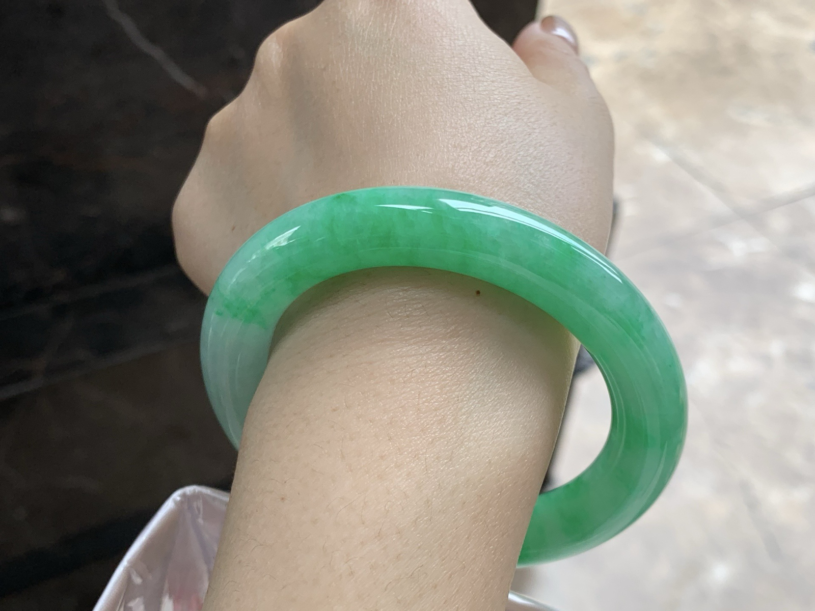 56-11.3

带色圆条手镯^_^肉质细腻 绿色浓郁大