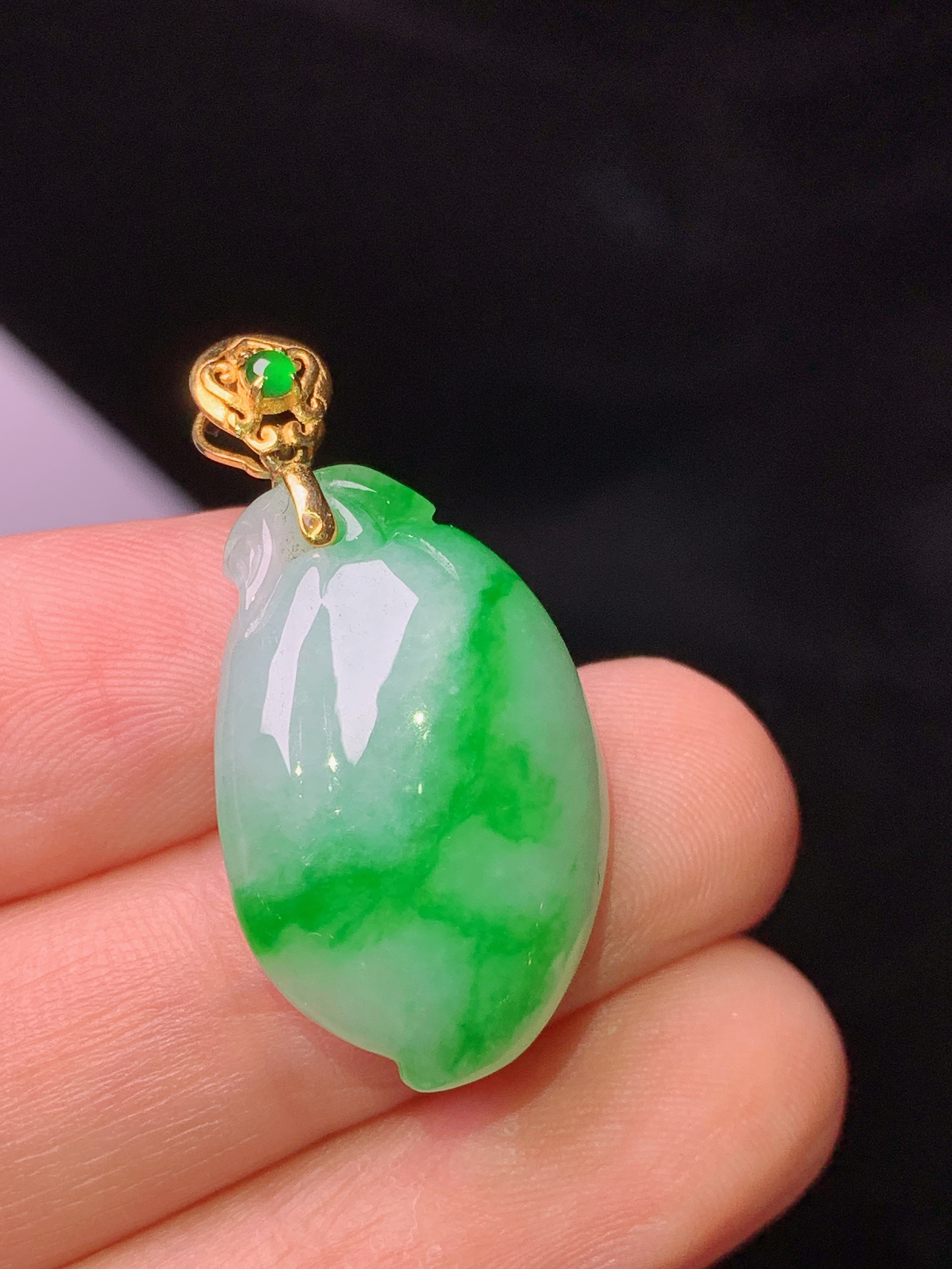 18k金镶嵌飘绿福瓜吊坠 玉质细腻 色泽艳丽清新 水润亮眼 整体尺寸30.5*15.2*8z1