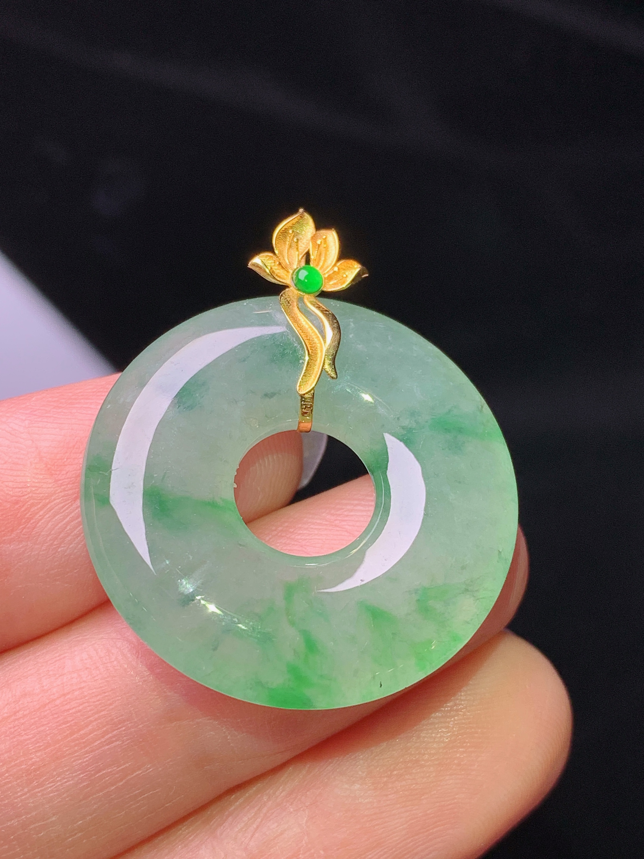 18k金镶嵌飘绿平安环吊坠 玉质细腻 色泽艳丽清新 水润亮眼 整体尺寸31.2*26*4.8j2