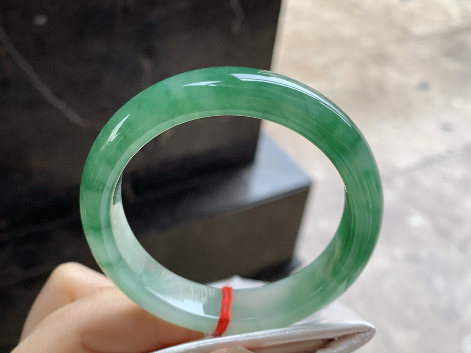 52.5-12.6-8.1

带色手镯^_^有种有色 精品小圈口