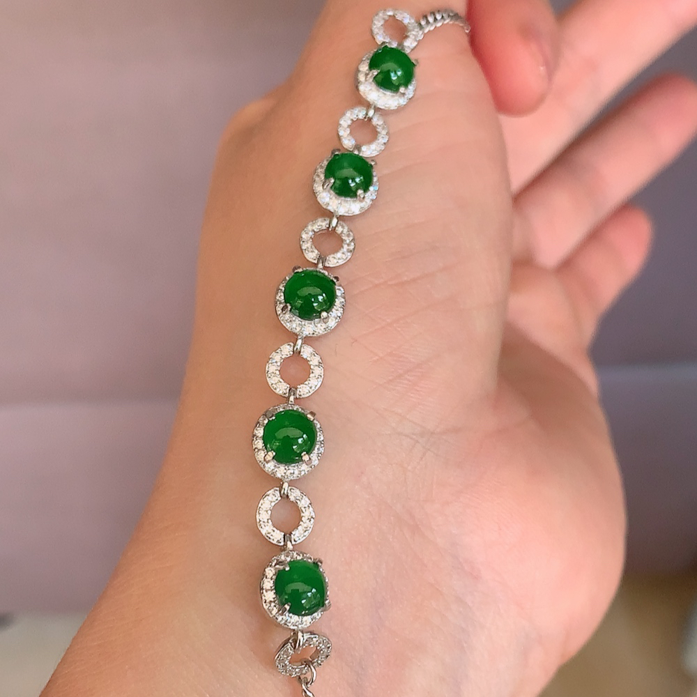 冰润满绿翡翠蛋面手链，水水润润，珠圆玉润，颜色鲜艳，妙明清净，清秀高雅，佩戴效果优雅迷人！性价比超值 W502.31  取一尺寸：7.6-5mm    裸石尺寸：5.5mm