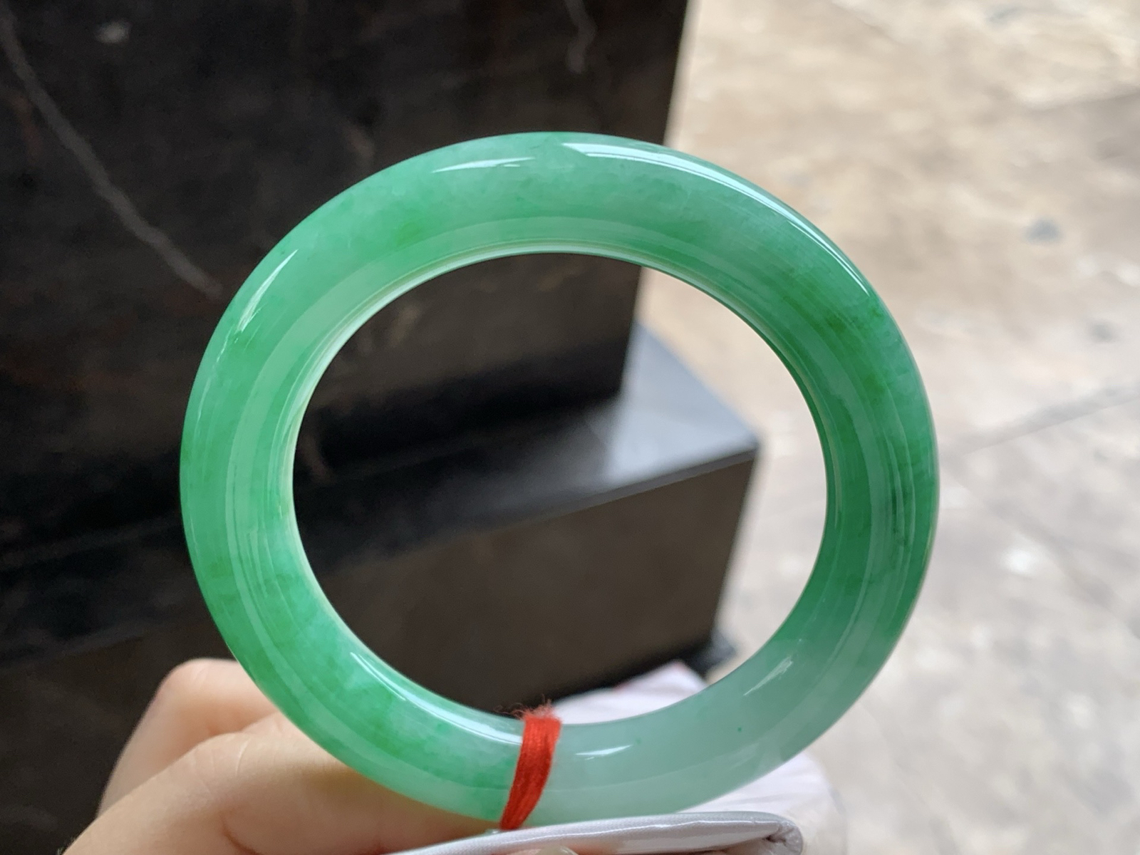 56-11.3

带色圆条手镯^_^肉质细腻 绿色浓郁大