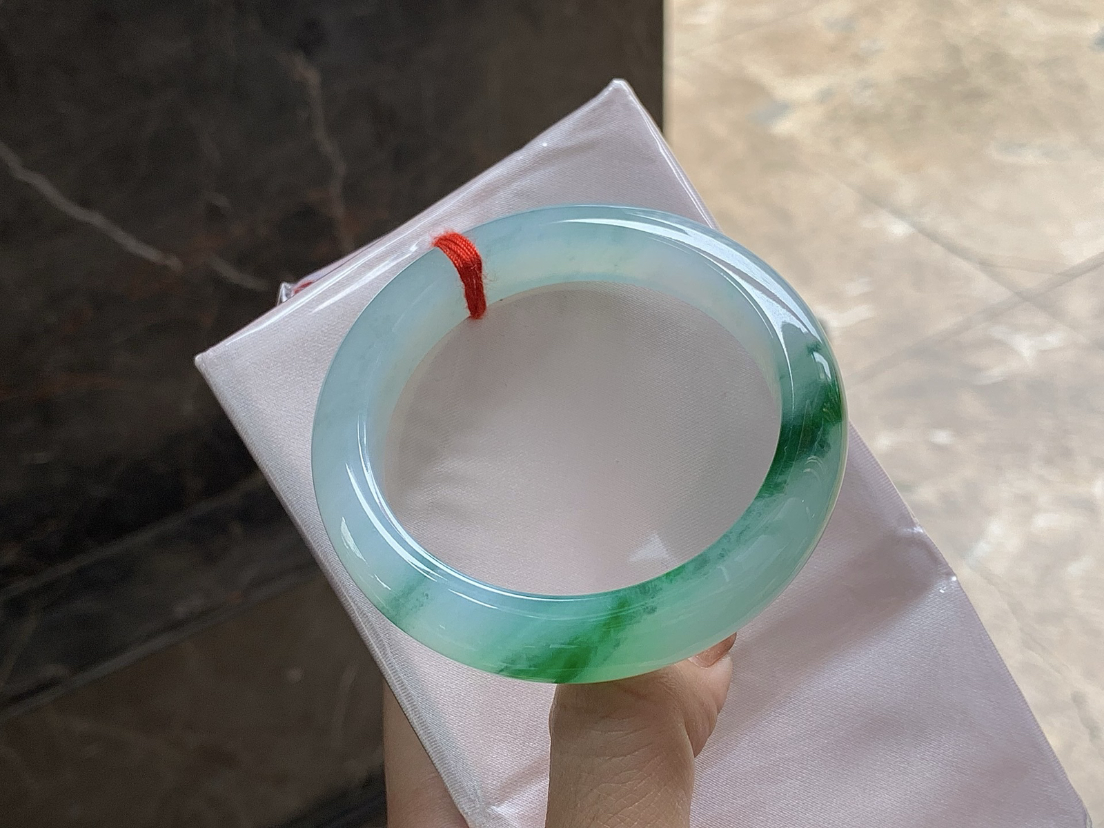 54.5-12.4-8.8

飘花手镯^_^ 种好水润～ 花色鲜艳