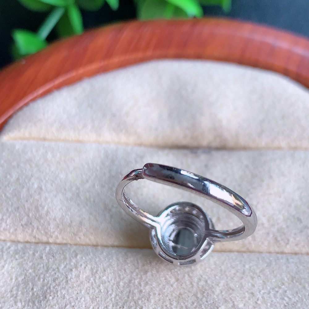 冰晴水精美环形翡翠戒指  玉质细腻  冰清玉润  飘花灵动  颜色漂亮  W481.31  内径尺寸：17-9.5-5.6mm  裸石尺寸：7mm