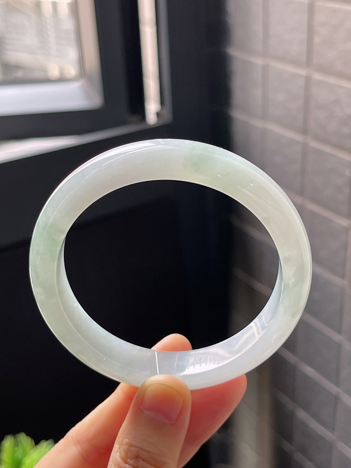 正圈57.7圈口，翡翠冰糯种淡绿色手镯