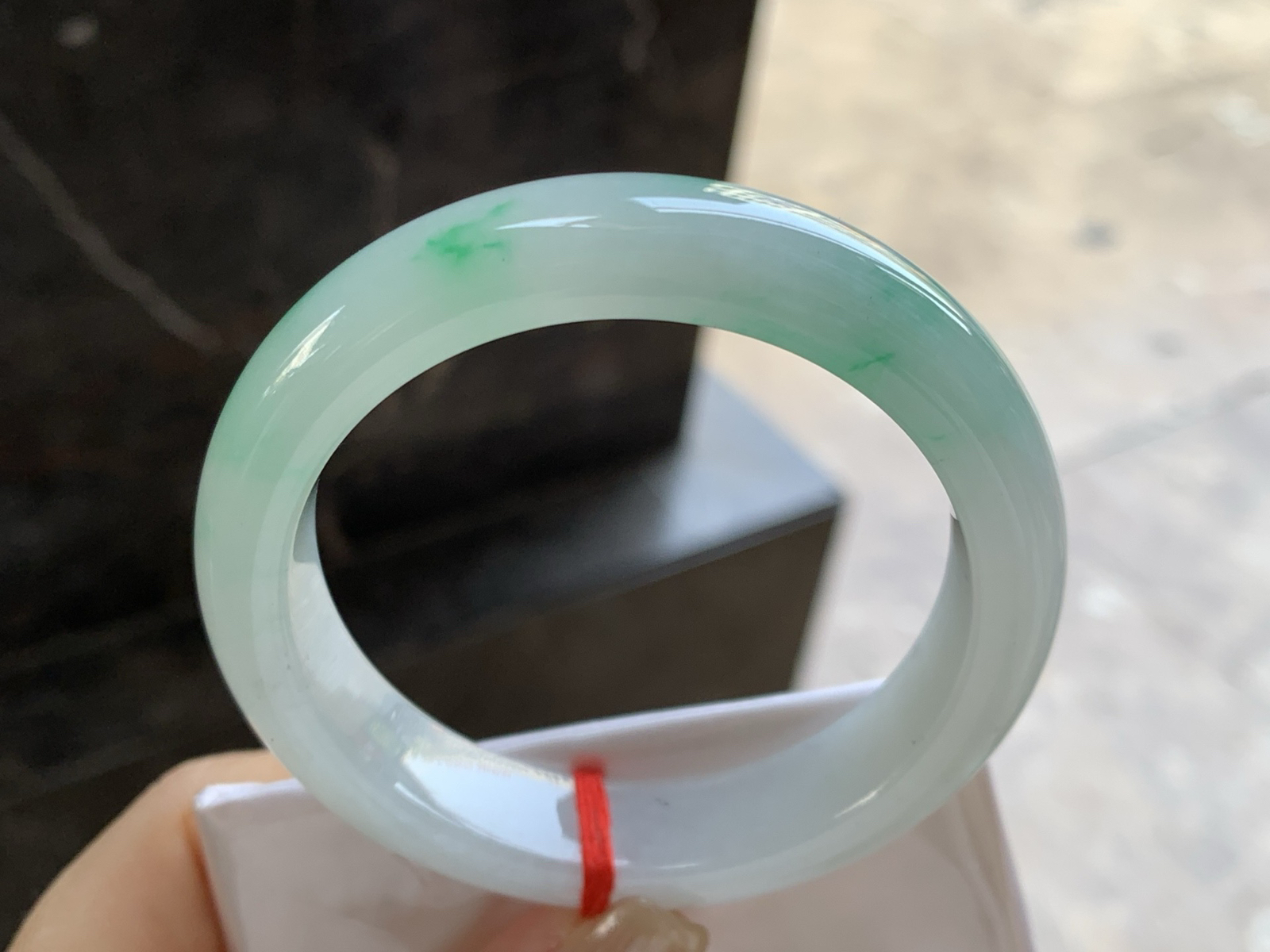 53-12.5-8.5

阳绿色手镯^_^底子细腻有种水 绿色点缀