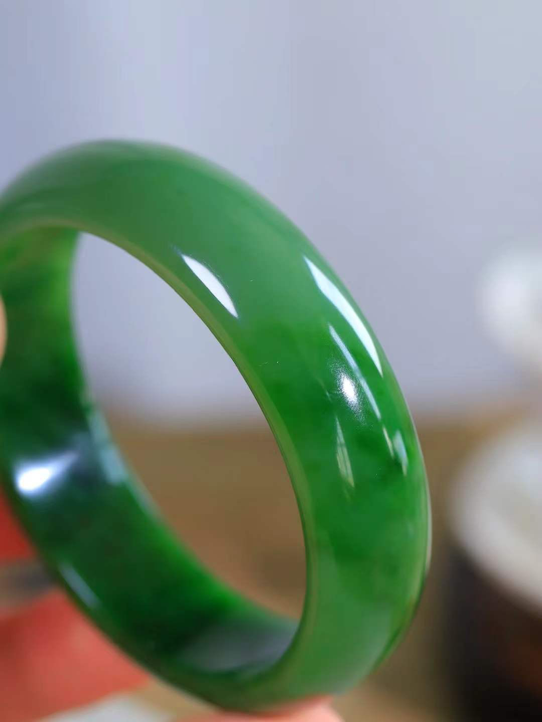 【悠悠芳华.镯】

精品️和田玉碧玉手镯 玉质温润 青葱岁月，尽收腕中，婉转流畅，凝岁月悠长。盈一眸恬淡，挽一抹绿意。重79.5克 内径61mm尺寸17.9-8mm5648113T