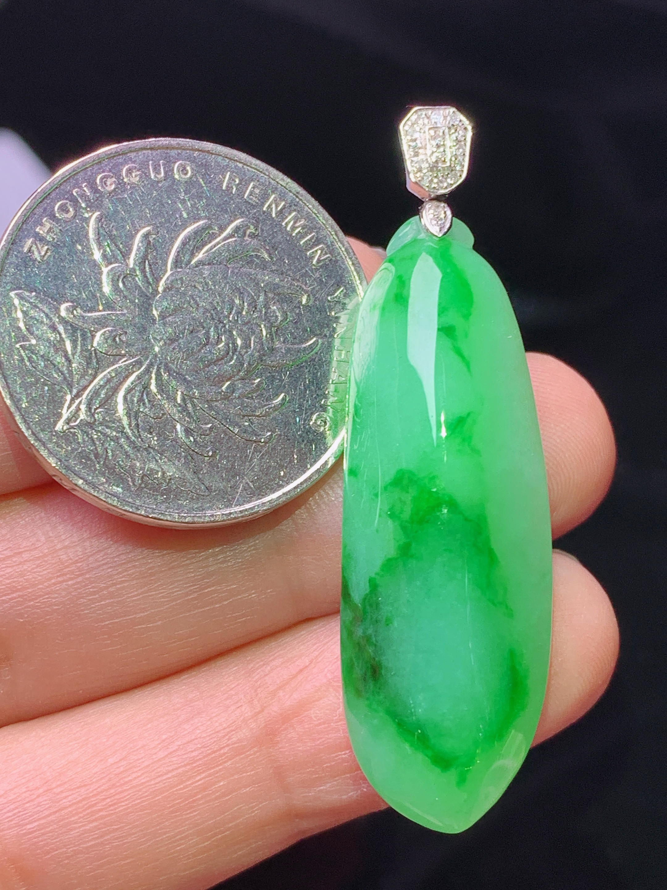 18k金钻镶嵌翠绿福瓜吊坠 玉质细腻 色泽艳丽清新 水润亮眼 整体尺寸44.5*13.2*9.2z1