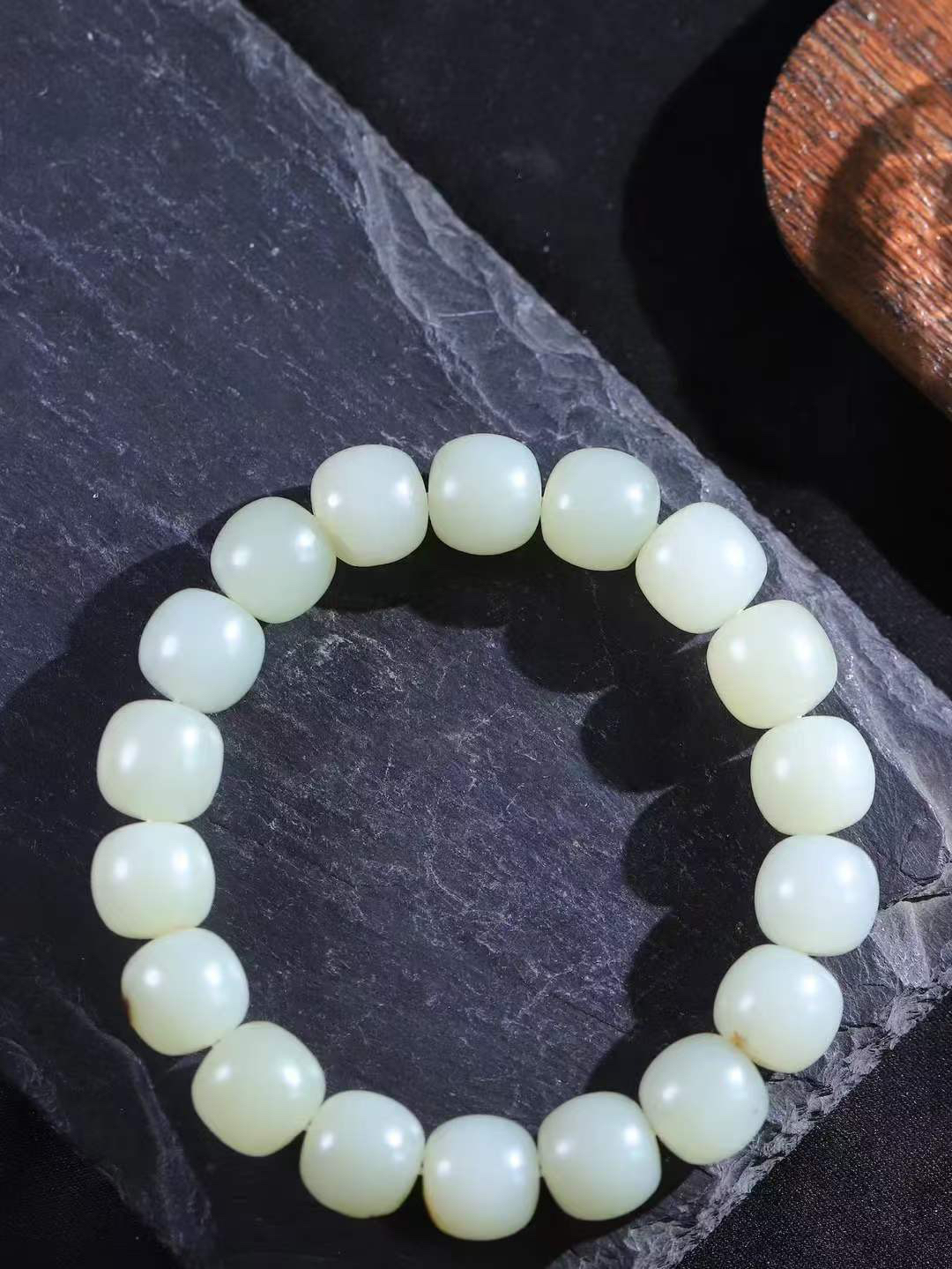 （老型珠.手串）

新疆和田籽料老型珠手串，玉质细腻油润 饱满光滑 质朴无华，悠远简单，人心境界远，百世修炼深，心灵常驻善意持，觉悟人生百世修。重63.8克    尺寸取一12.2-13mm    10352800A