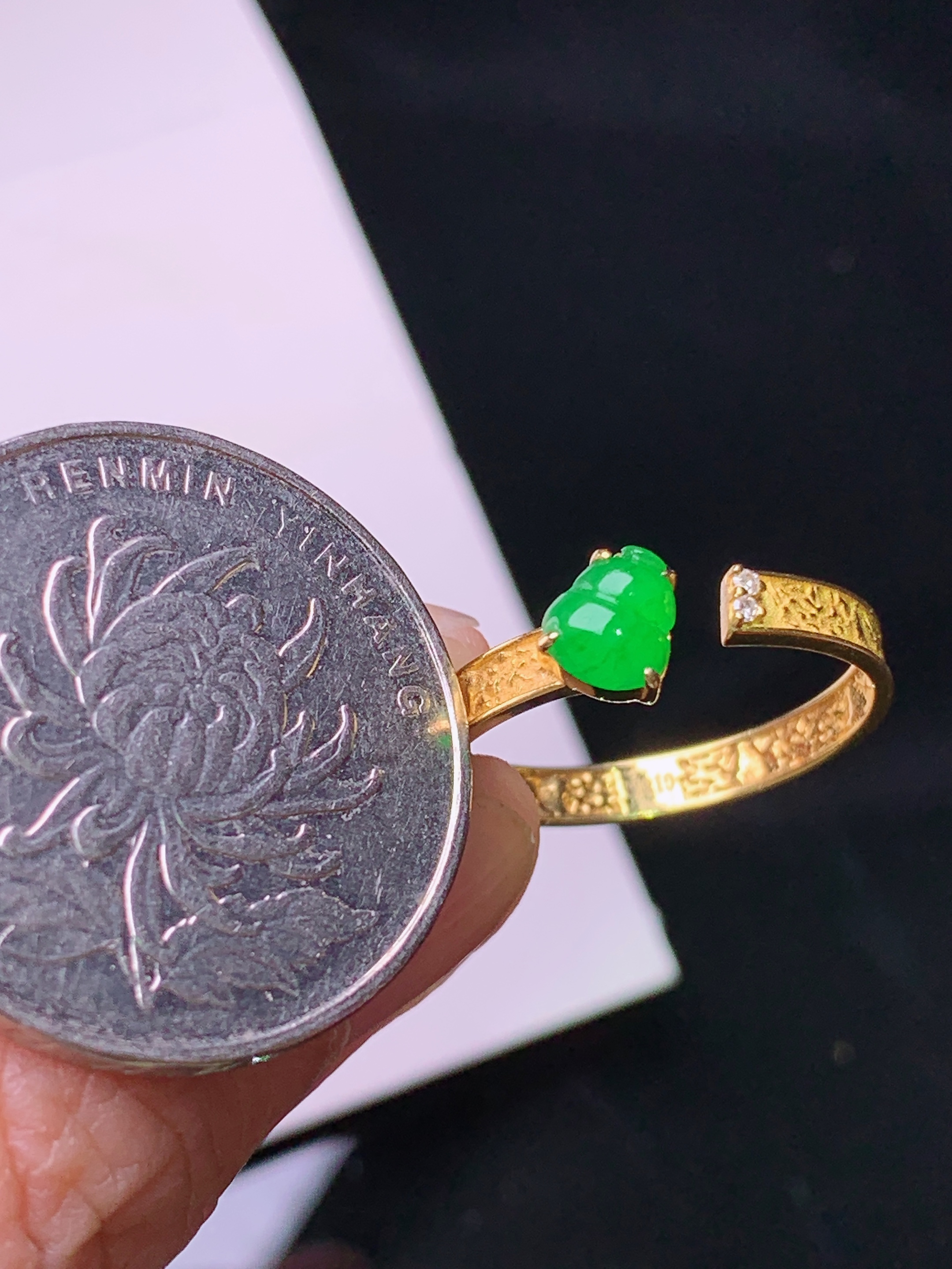 18k金钻镶嵌吊坠 玉质细腻 色泽艳丽清新 水润亮眼 圈口14 裸石尺寸5.6*5*2b1