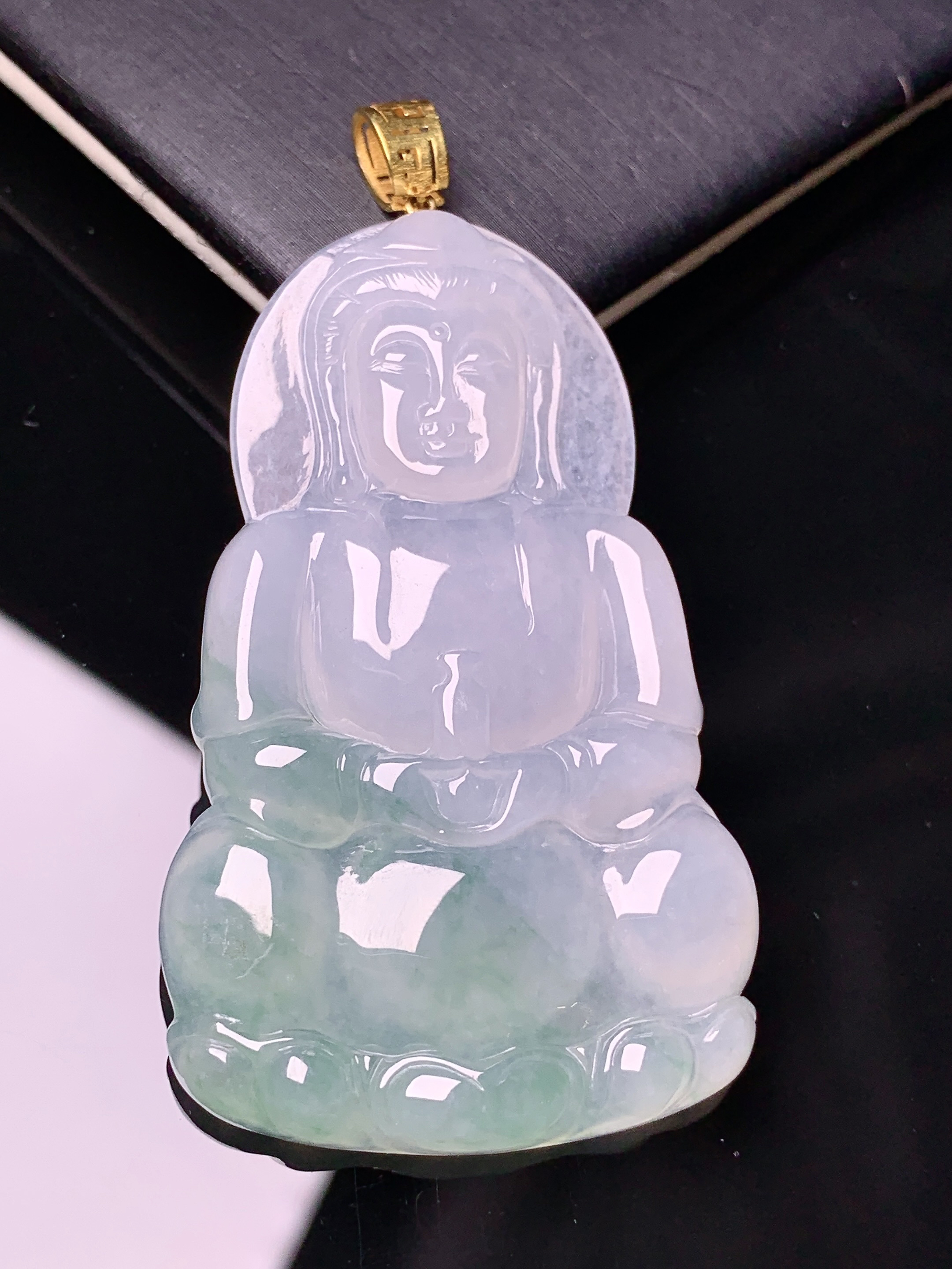 18k金镶嵌飘绿观音菩萨吊坠 玉质细腻 色泽艳丽清新 水润亮眼 整体尺寸61.2*31.8*4.6e1