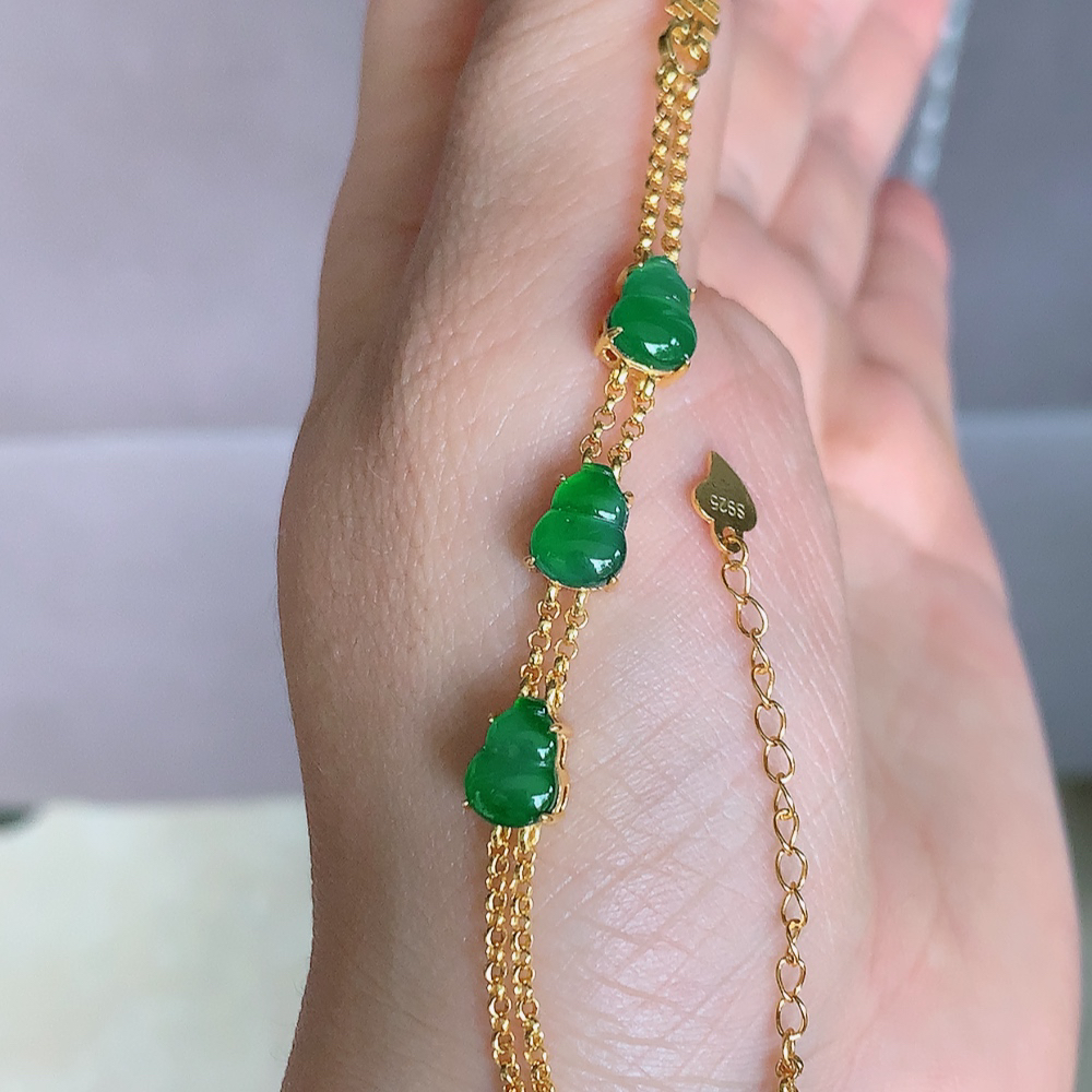 冰润翡翠满绿葫芦手链，水水润润，珠圆玉润，颜色鲜艳，妙明清净，清秀高雅，佩戴效果优雅迷人！性价比超值 W481.31 取一尺寸：11-6.2-4.6mm    裸石尺寸大： 8-6mm