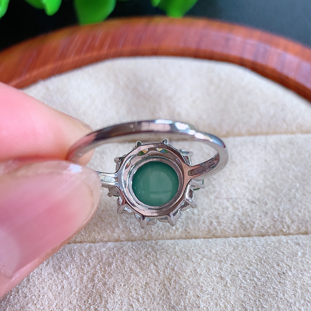 冰晴水精美环形翡翠戒指  玉质细腻  冰清玉润  飘花灵动  颜色漂亮  W502.31  内径尺寸：17.5-12.3-7.5mm  裸石尺寸：8.3mm