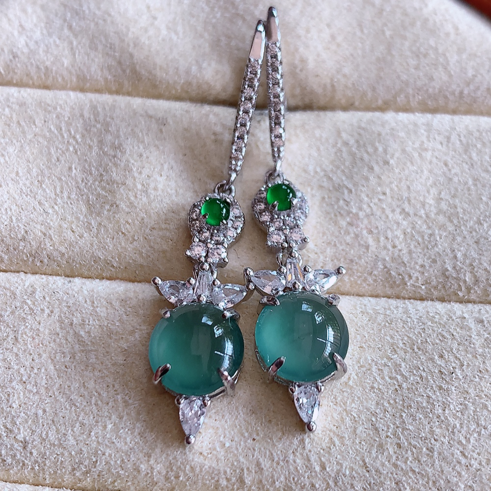 冰晴水翡翠925银镶嵌耳钉，自然光实拍，翠色灵动，颜色漂亮，种老水足，品相佳，佩戴佳品！W502.31  取一整体尺寸：23.5-8.4-4.8mm  裸石尺寸：7.5mm
