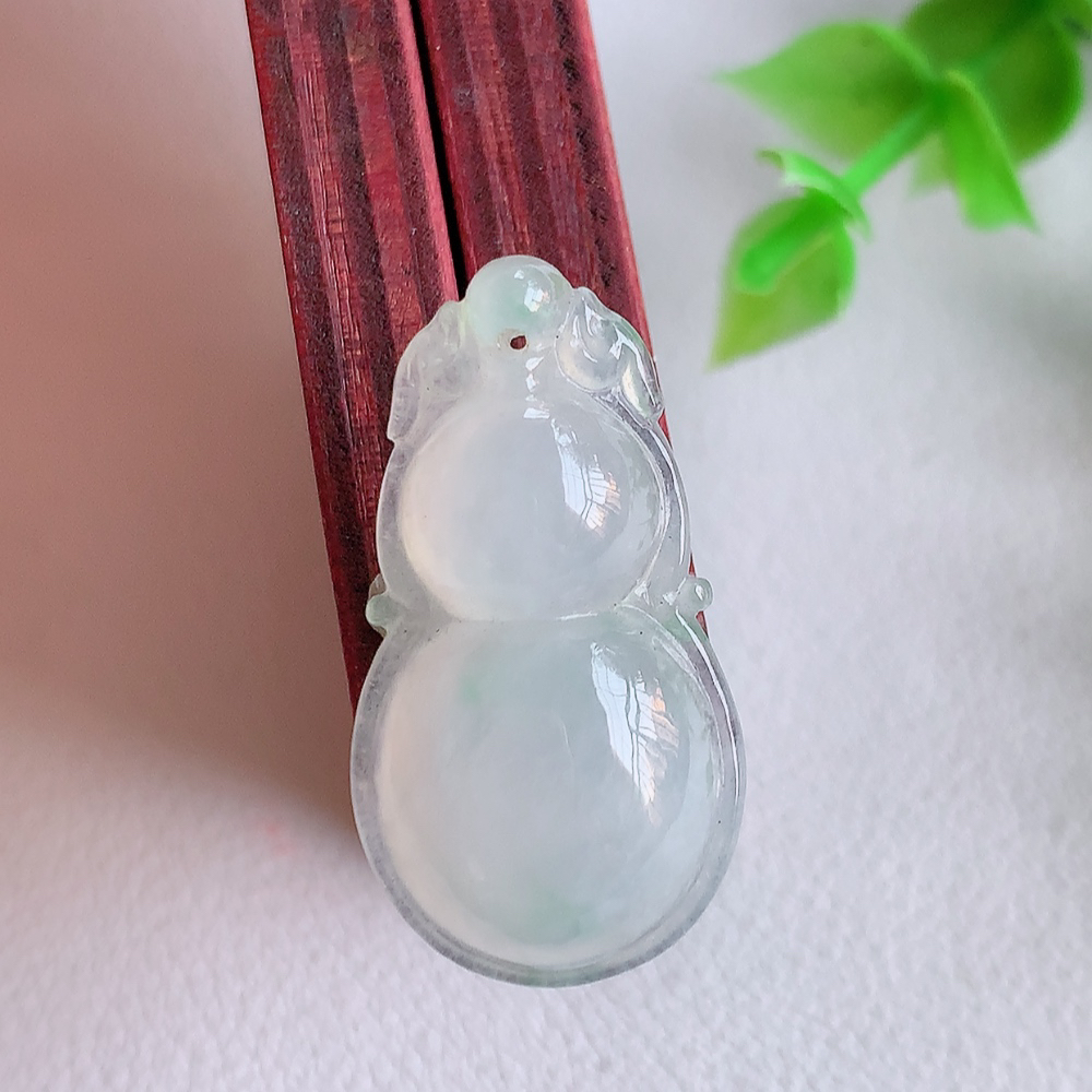 冰润葫芦翡翠吊坠  寓意“福禄双全，加官进爵，财源滚滚” 莹润通透，抱满大气  清新脱俗    W3