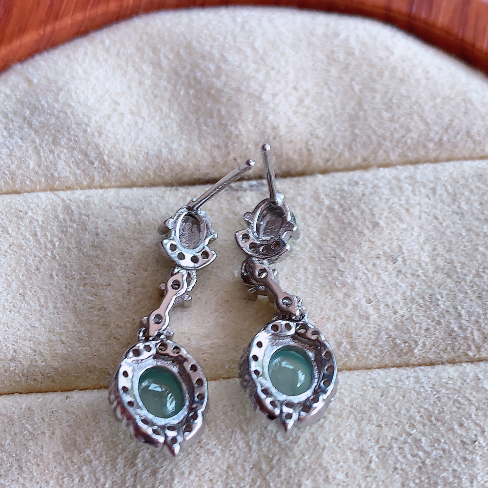 冰晴水翡翠925银镶嵌耳钉，自然光实拍，翠色灵动，颜色漂亮，种老水足，品相佳，佩戴佳品！W502.31  取一整体尺寸：22.5-7.8-5mm  裸石尺寸：5.2mm