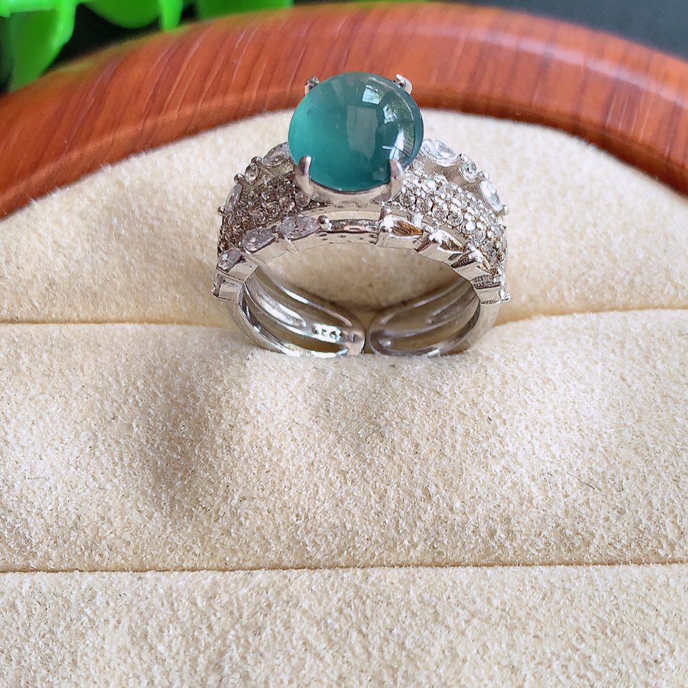 冰晴水精美环形翡翠戒指  玉质细腻  冰清玉润  飘花灵动  颜色漂亮  W502.31  内径尺寸：16-8.5-8.3mm  裸石尺寸：8.5-8mm