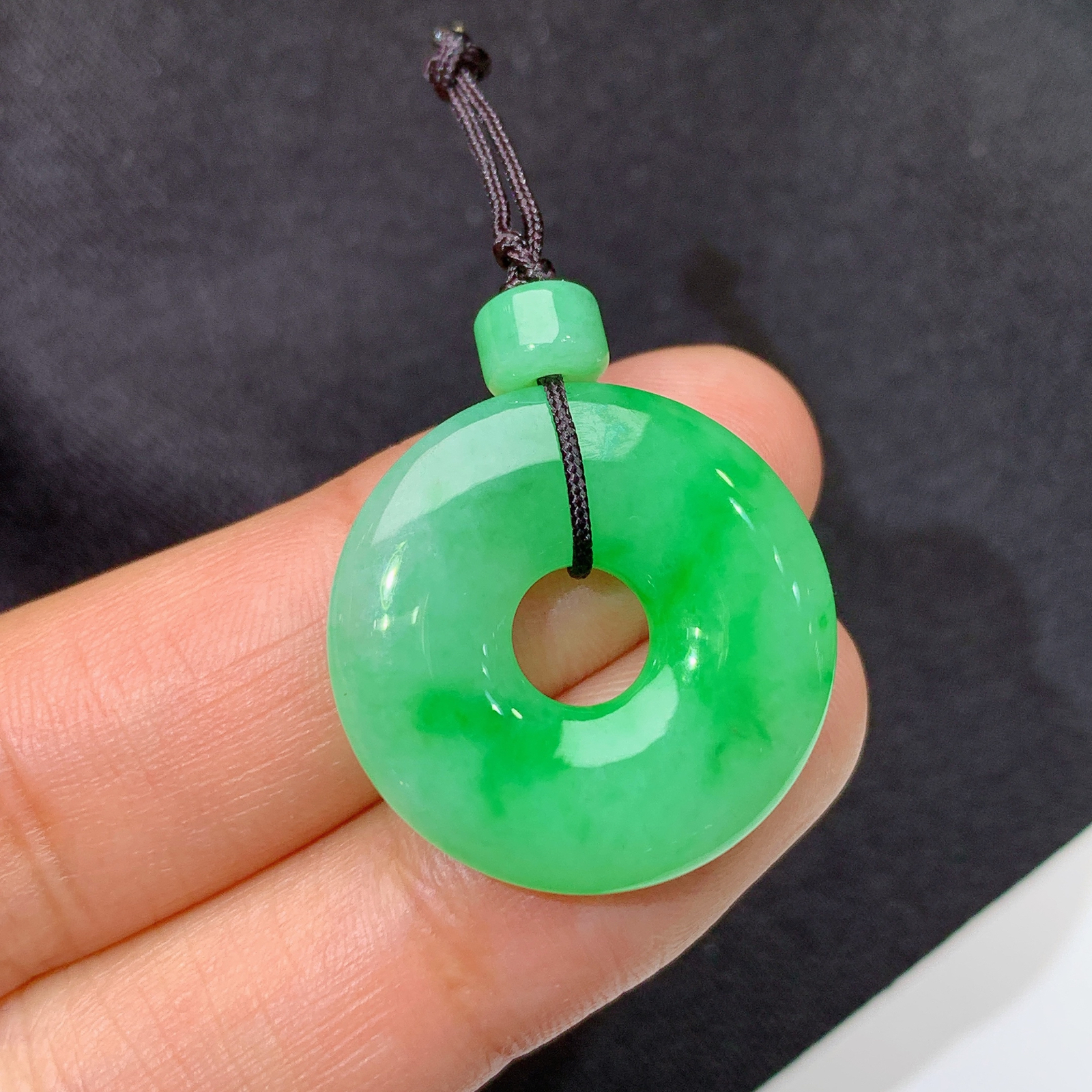 飘绿甜甜圈，镶嵌佳品，冰润色阳，玉质细腻，种水足，Xm 尺寸22.6*3.9