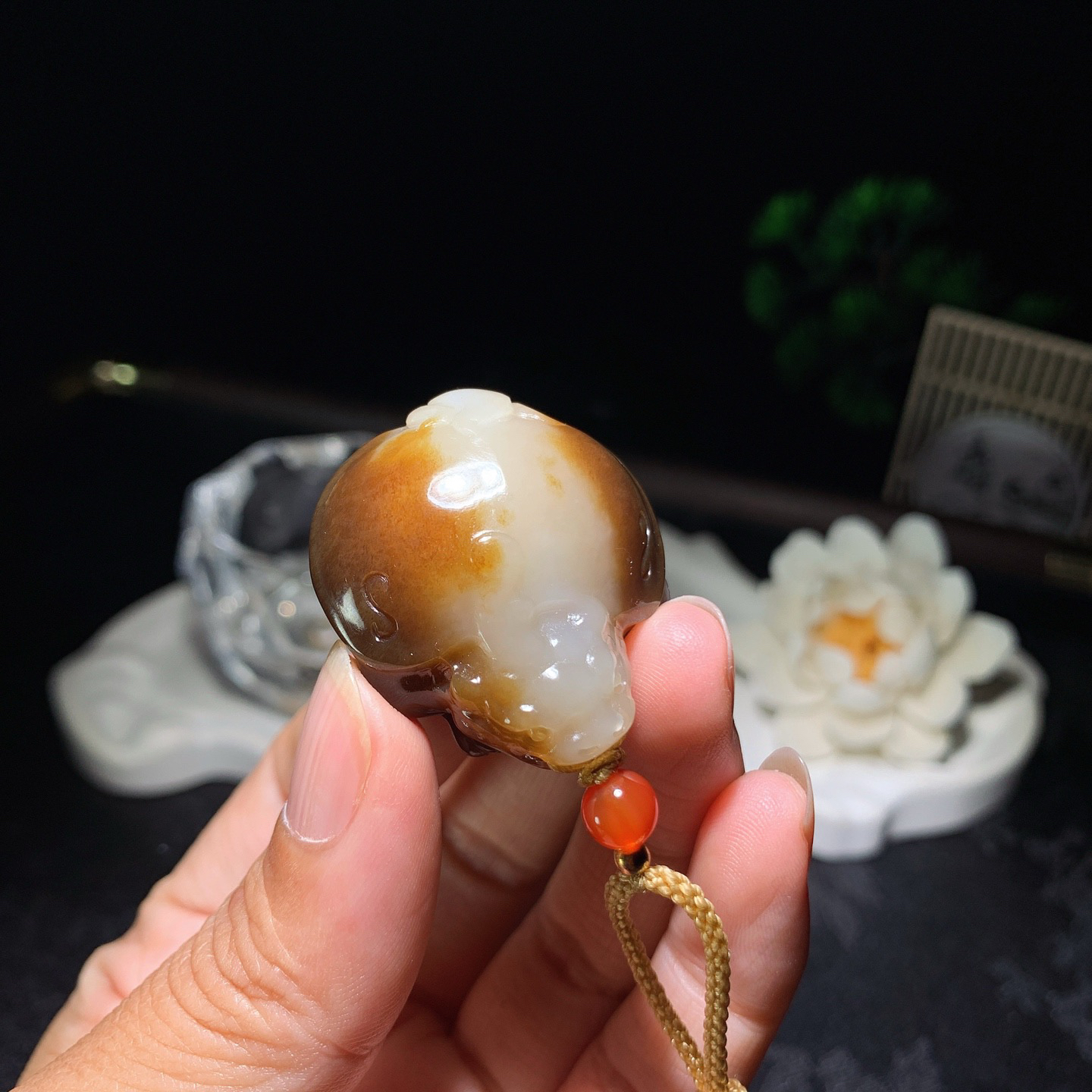 新疆和田玉且末糖龙龟挂件。尺寸34/32/17重27.5克 玉质细腻油润 底色纯净 脂粉好，品质好。lt260401