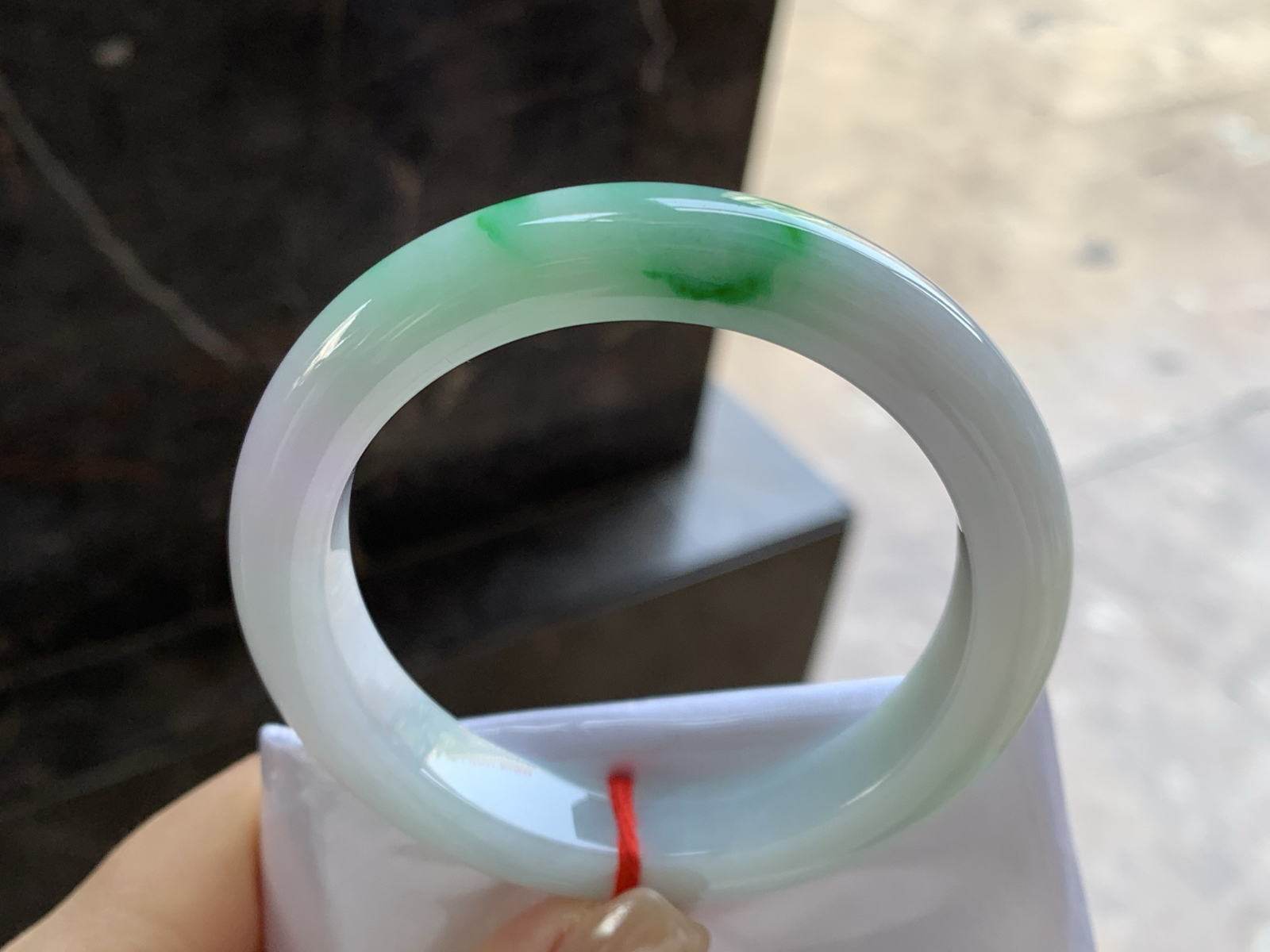 55-10.5-9

带色手镯^_^底子细腻 绿色浓郁