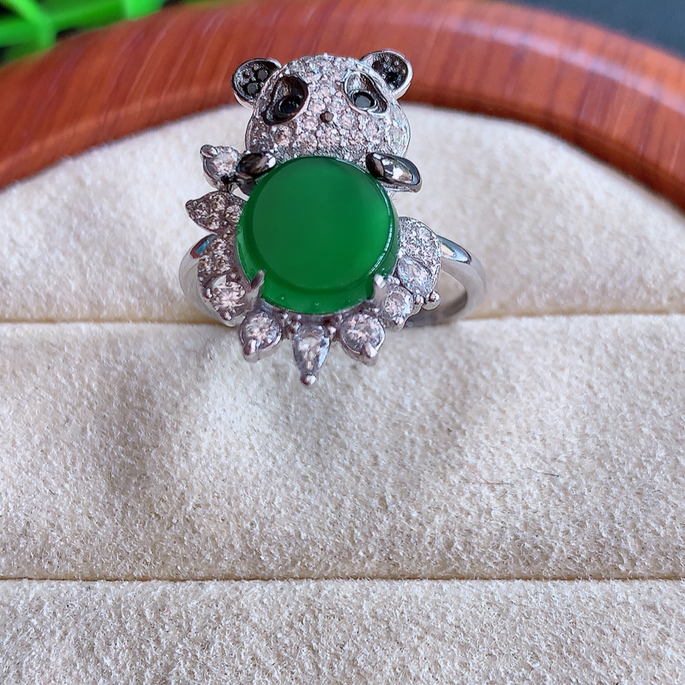 冰润满绿精美翡翠熊猫戒指  玉质细腻  冰清玉润  飘花灵动  颜色漂亮  W502.31  内径尺寸：17-21.5-5.6mm  裸石尺寸：9.2mm