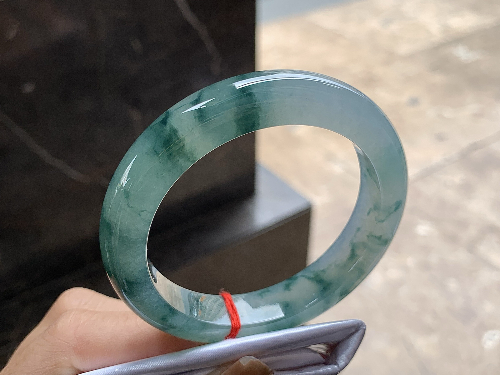 56.5-12.5-9.1

飘花手镯^_^鲜艳 玉质细腻 花色好看