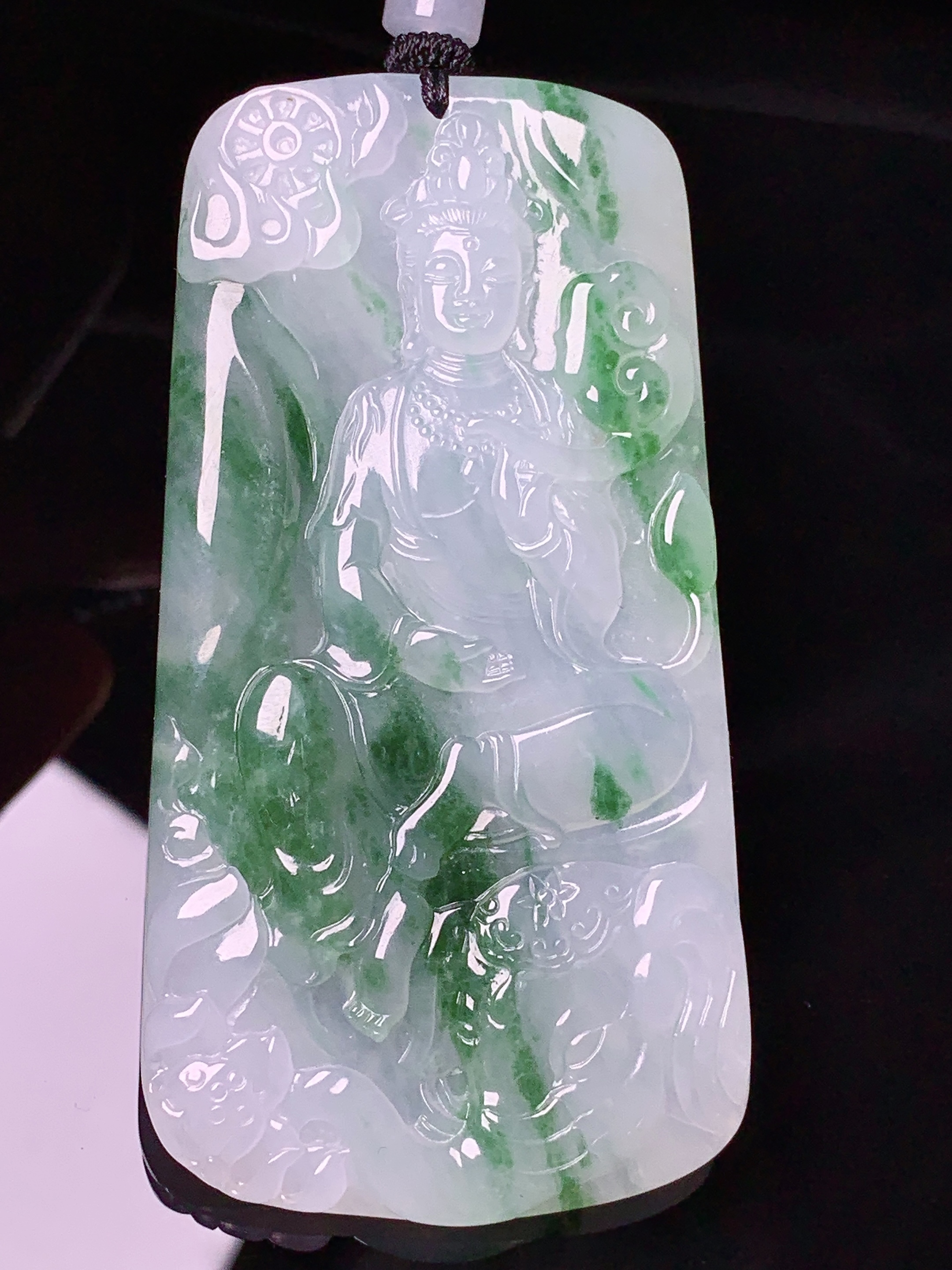 飘绿普贤观音菩萨吊坠 玉质细腻 色泽艳丽清新 水润亮眼 整体尺寸72.8*37.8*6x1