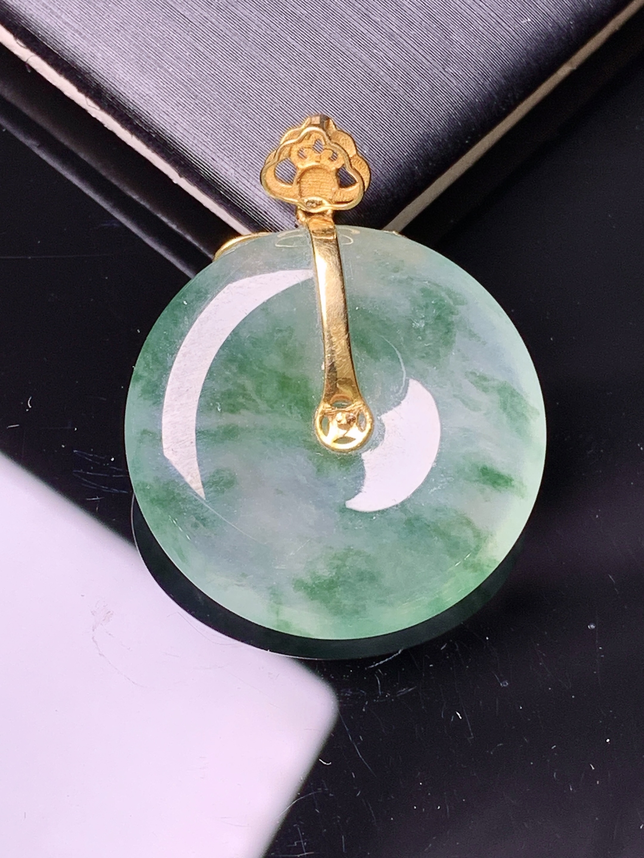 18k金镶嵌冰种飘绿平安扣吊坠 玉质细腻 色泽艳丽清新 水润亮眼 整体尺寸30*23.6*4.6*2x