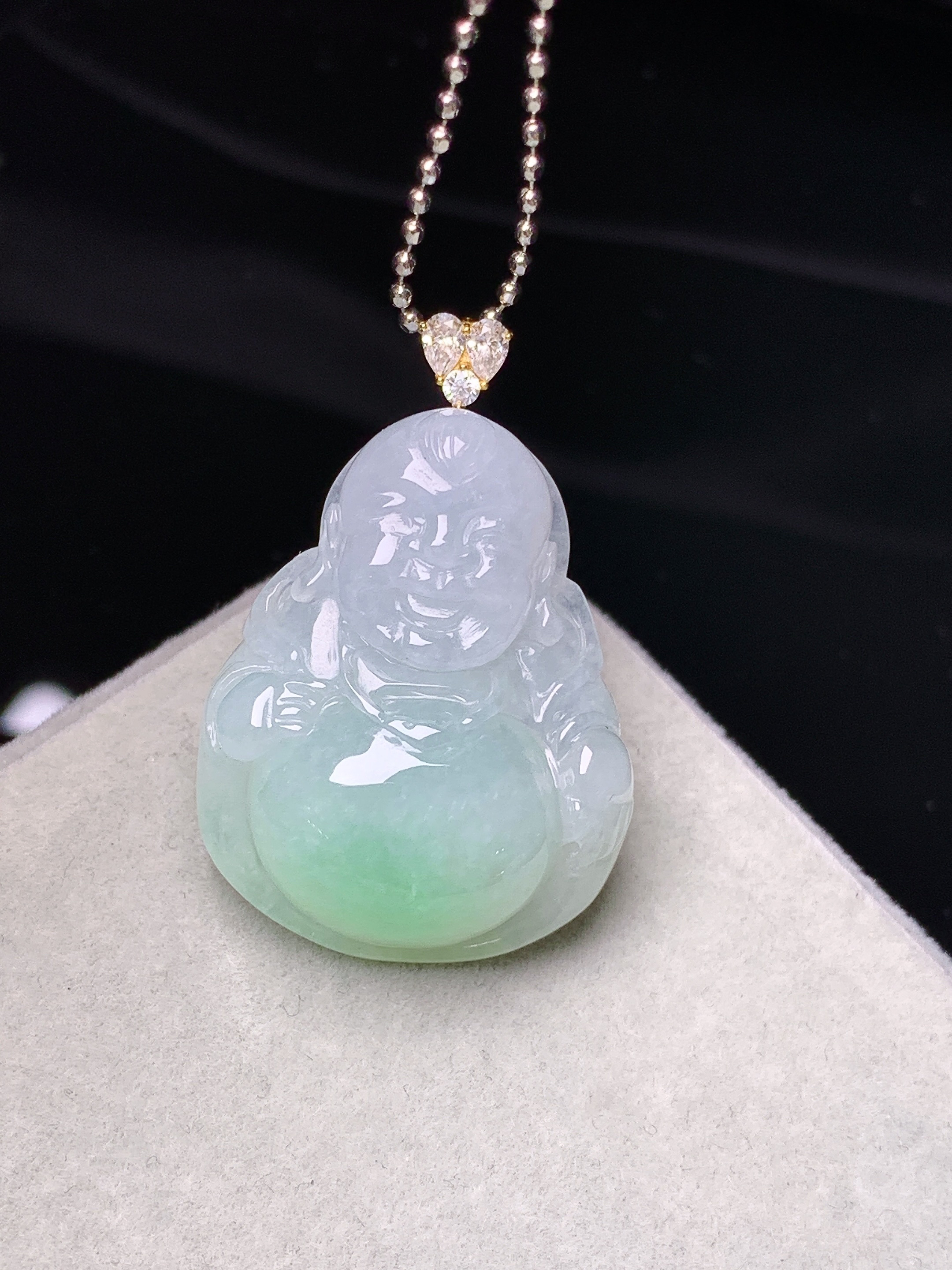 18k金莫桑钻镶嵌飘绿佛公吊坠 玉质细腻 色泽艳丽清新 水润亮眼 整体尺寸30.5*20.5*8.3e1