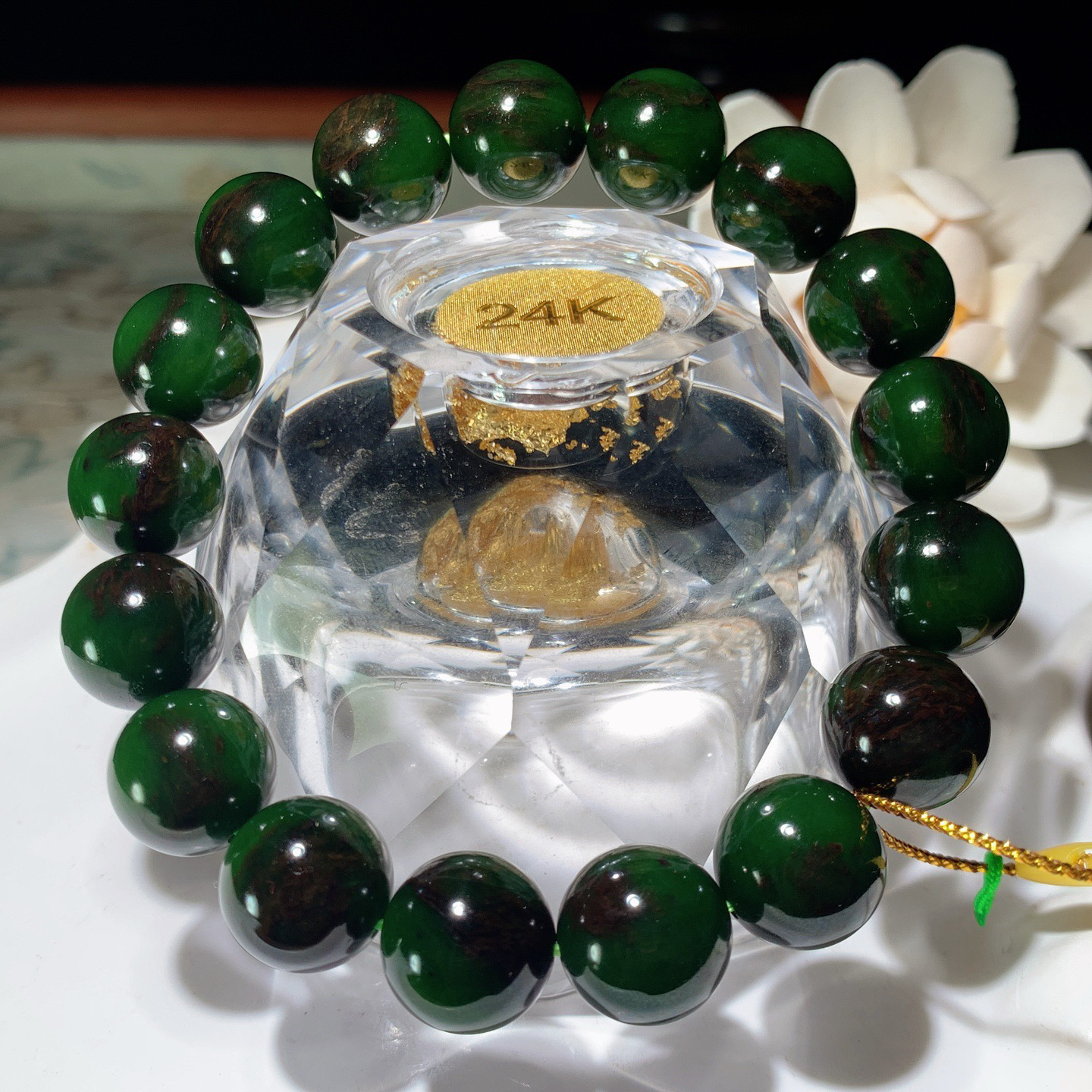 和田玉七号矿红皮料菠菜绿俄罗斯碧圆珠手串！单颗尺寸12！玉质细腻油润。手推出油。品相大气 lt260