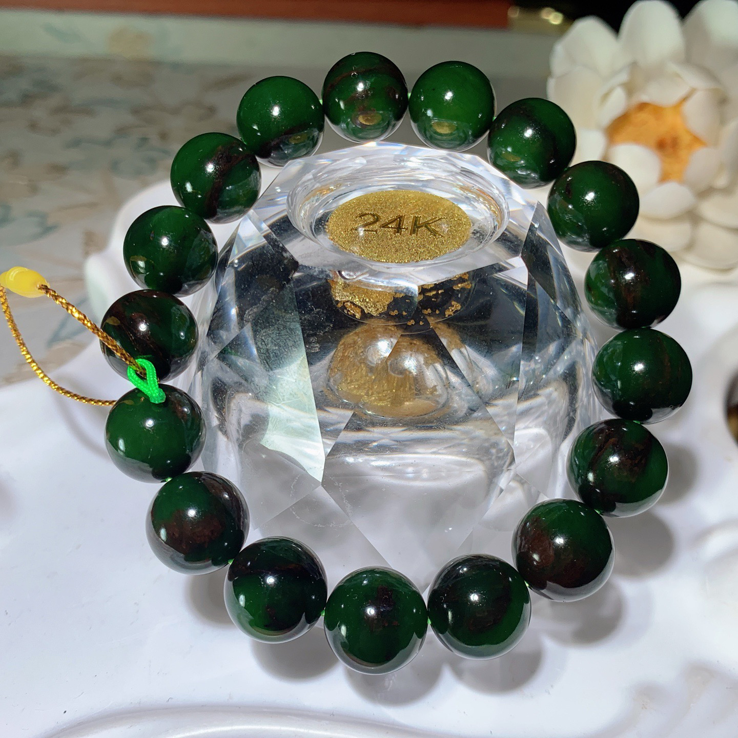 和田玉七号矿红皮料菠菜绿俄罗斯碧圆珠手串！单颗尺寸12！玉质细腻油润。手推出油。品相大气 lt260401