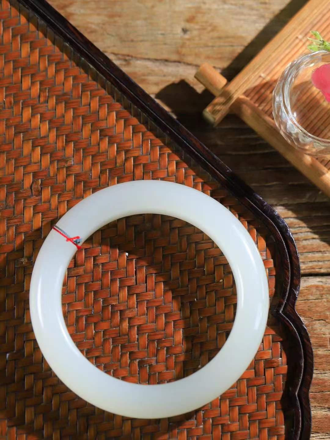 （温柔雅致.手镯）

精品和田玉冰底白玉手镯。镯型饱满，温润细腻，脂润沁香。️执一卷书，沏一盏茶，着一袭裙，戴一只镯。淡淡浅笺，素心若兰，静赏玉中诗画。悠悠岁月，芊手轻摘，盛满诗样芳华。重85.5克   尺寸59.5-14.5-11mm    FDA-32352700