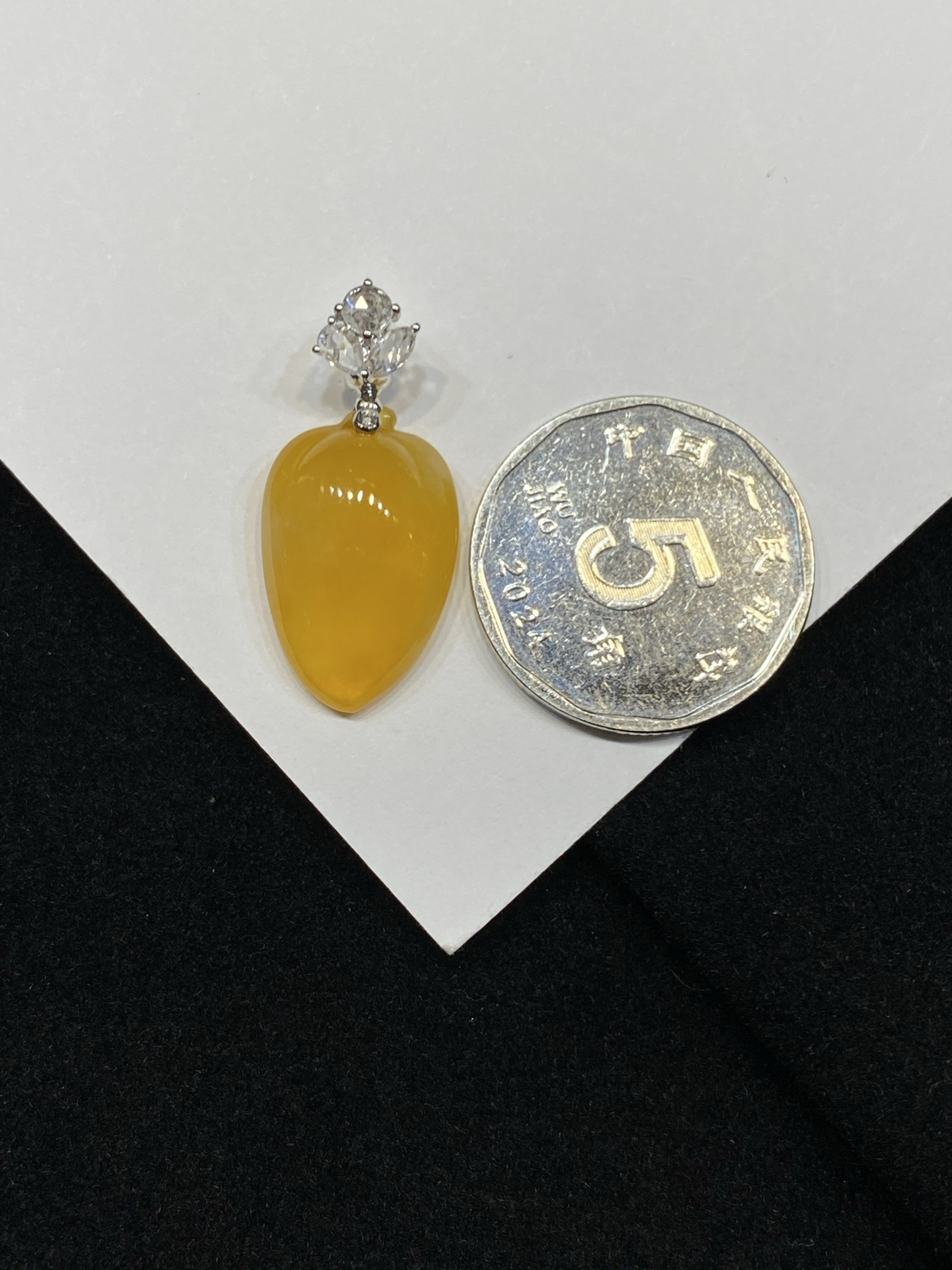 糯糯的芒果 高冰 黄翡 福瓜 裸镶 18k

整体尺寸25.2-11.6-5.4