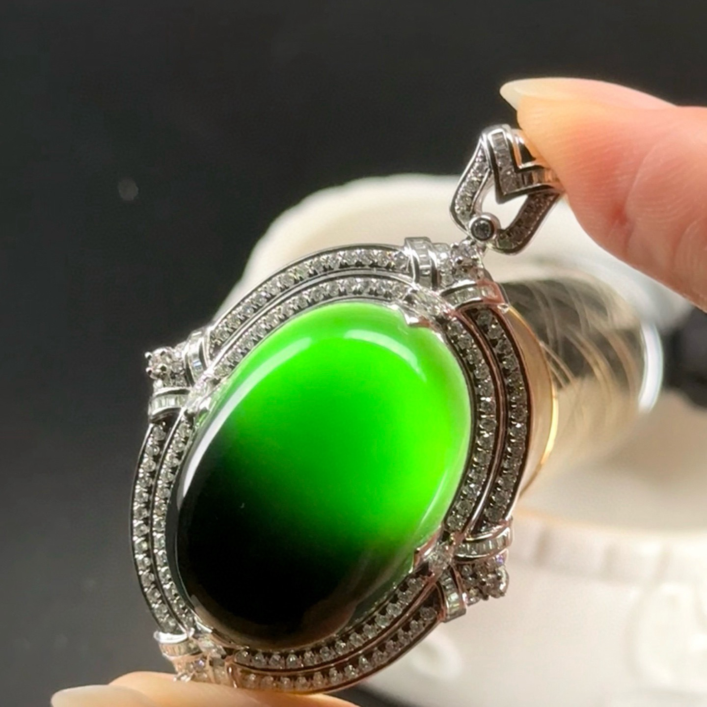 精品豪镶墨翠蛋面吊坠 种好色正 黑度极好 打灯通透 油性十足 尺寸27.5