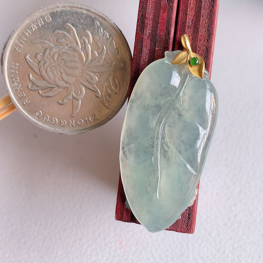 18k金扣冰润金枝玉叶翡翠吊坠  老种起胶感  飘花灵动  寓意“金枝玉叶，大业有成，一夜成名”  饱满大气，水润通透。W01.31   尺寸：32-15.8-3.5mm