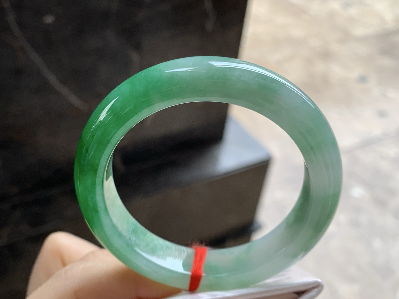 53-12.3-9

辣绿色手镯^_^底子细腻 绿色浓郁