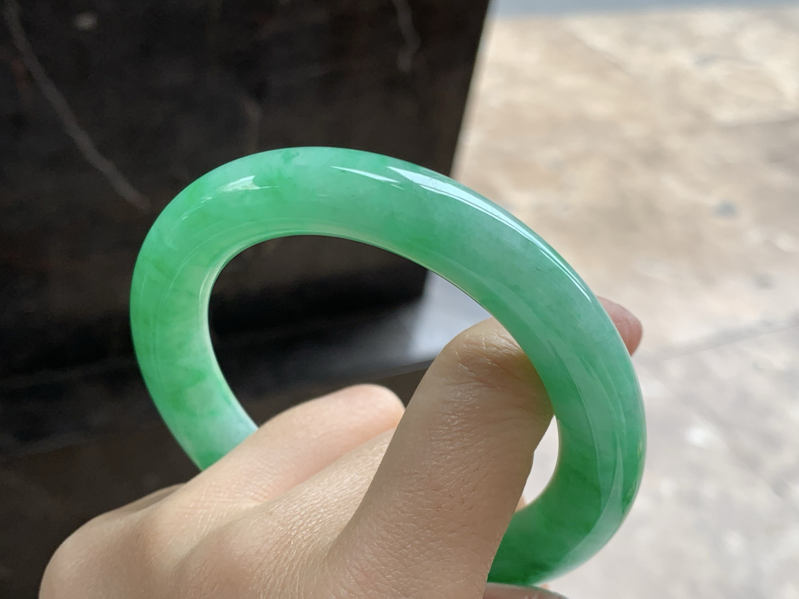 56-11.3

带色圆条手镯^_^肉质细腻 绿色浓郁大