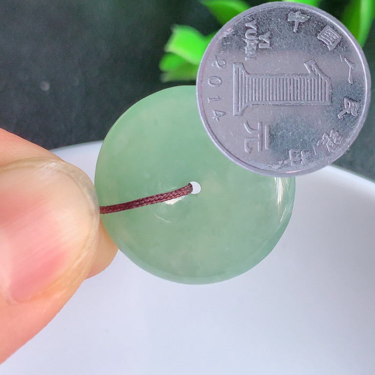 冰润平安扣吊坠，厚装饱满，冰润剔透，细腻水足，种质润泽，飘花灵动，佩戴优雅大气，W357.31   尺寸：22.5-5.6mm