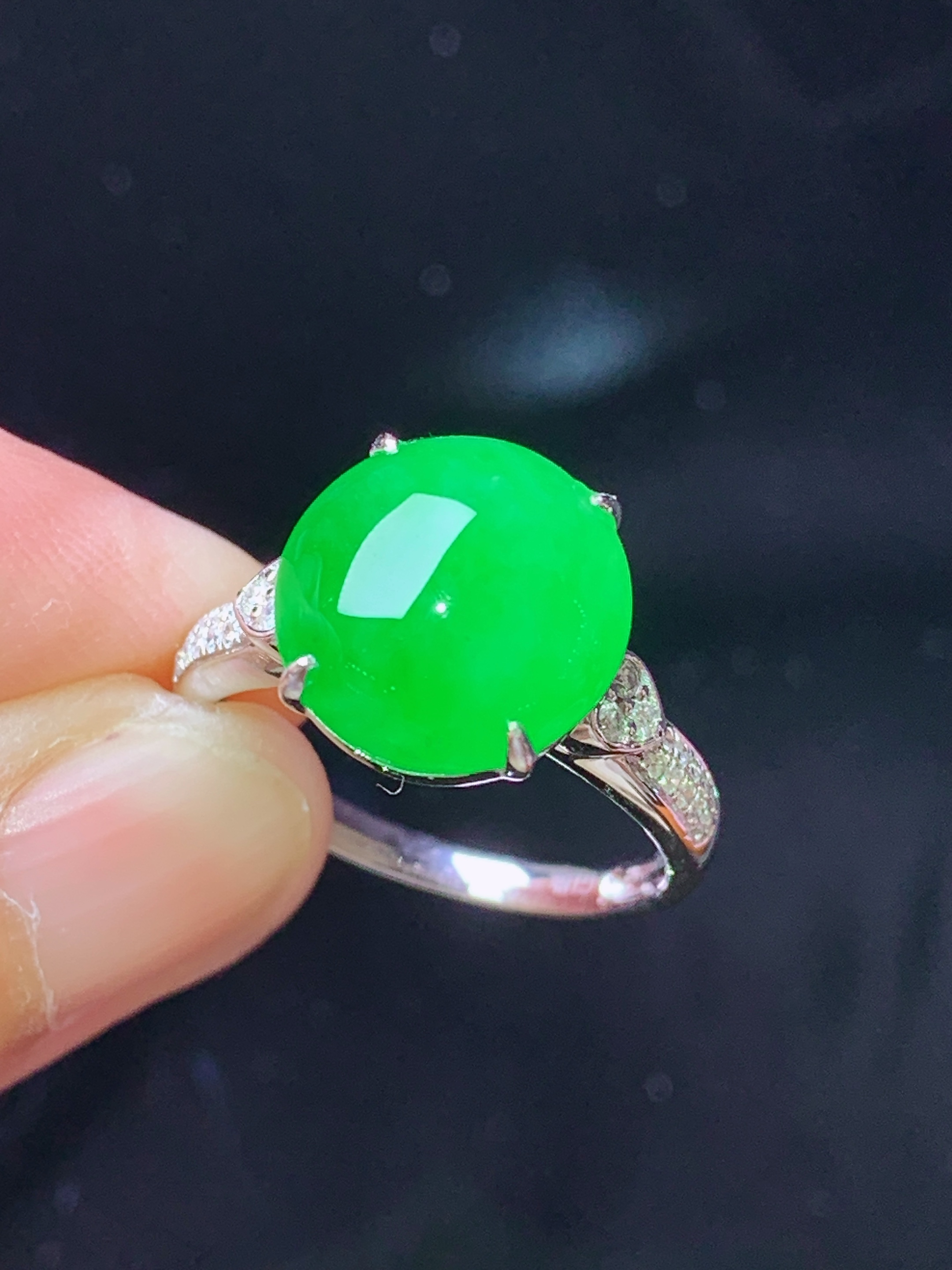 18k金钻镶嵌翠绿蛋面戒指 玉质细腻 色泽艳丽清新 水润亮眼 圈口14 整体尺寸11.5*11*5L