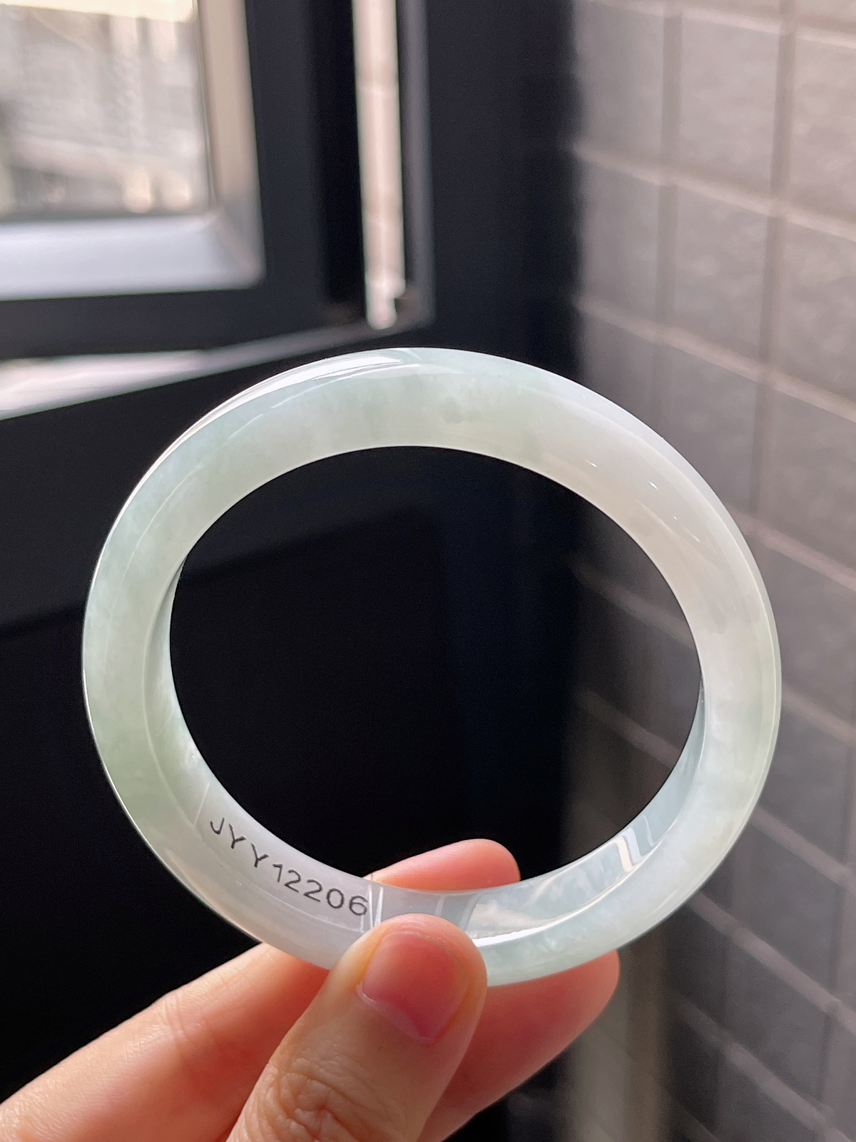 正圈57.7圈口，翡翠冰糯种淡绿色手镯