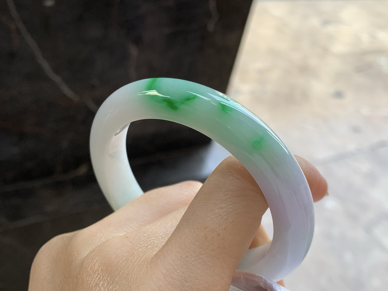 55-10.5-9

带色手镯^_^底子细腻 绿色浓郁