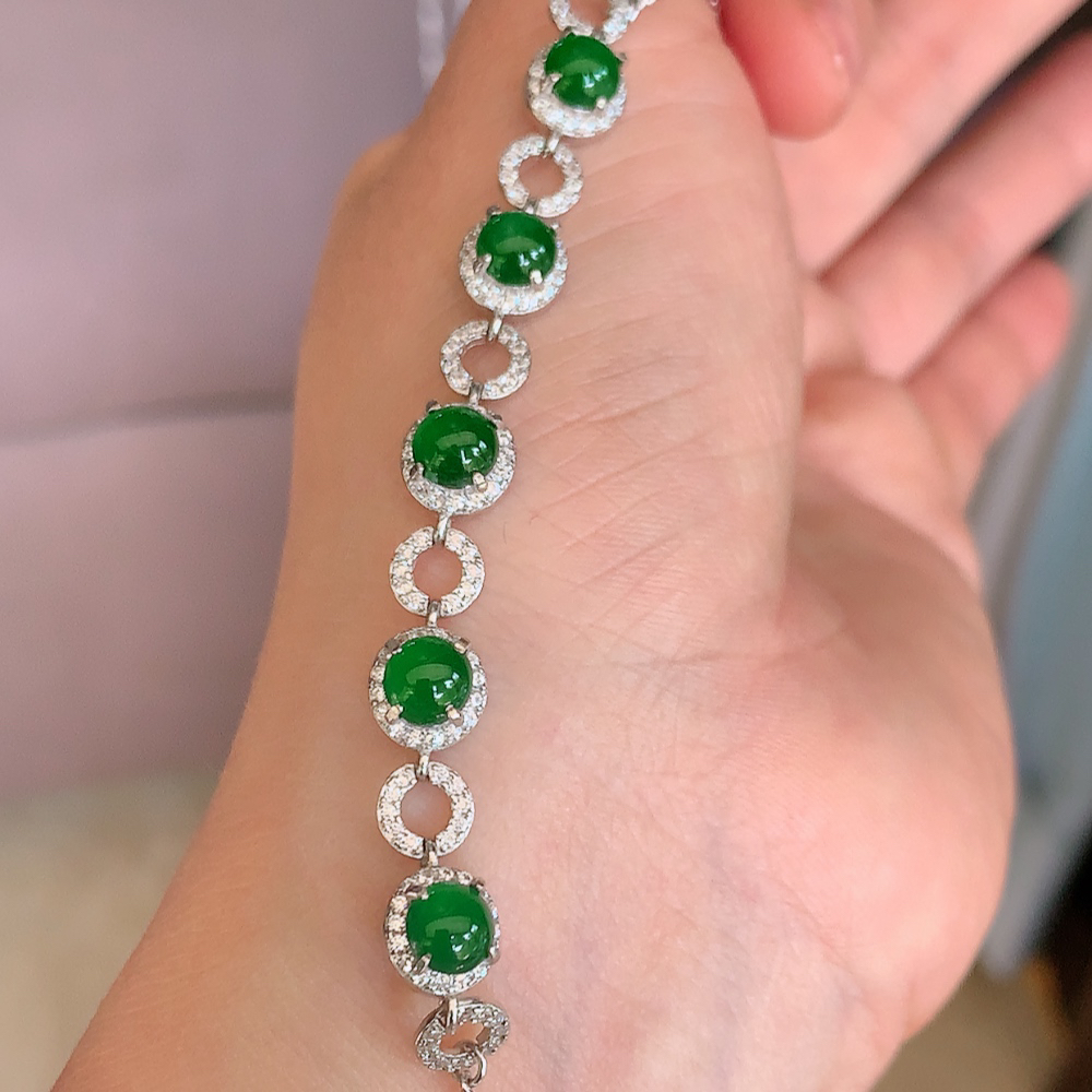 冰润满绿翡翠蛋面手链，水水润润，珠圆玉润，颜色鲜艳，妙明清净，清秀高雅，佩戴效果优雅迷人！性价比超值 W502.31  取一尺寸：7.6-5mm    裸石尺寸：5.5mm