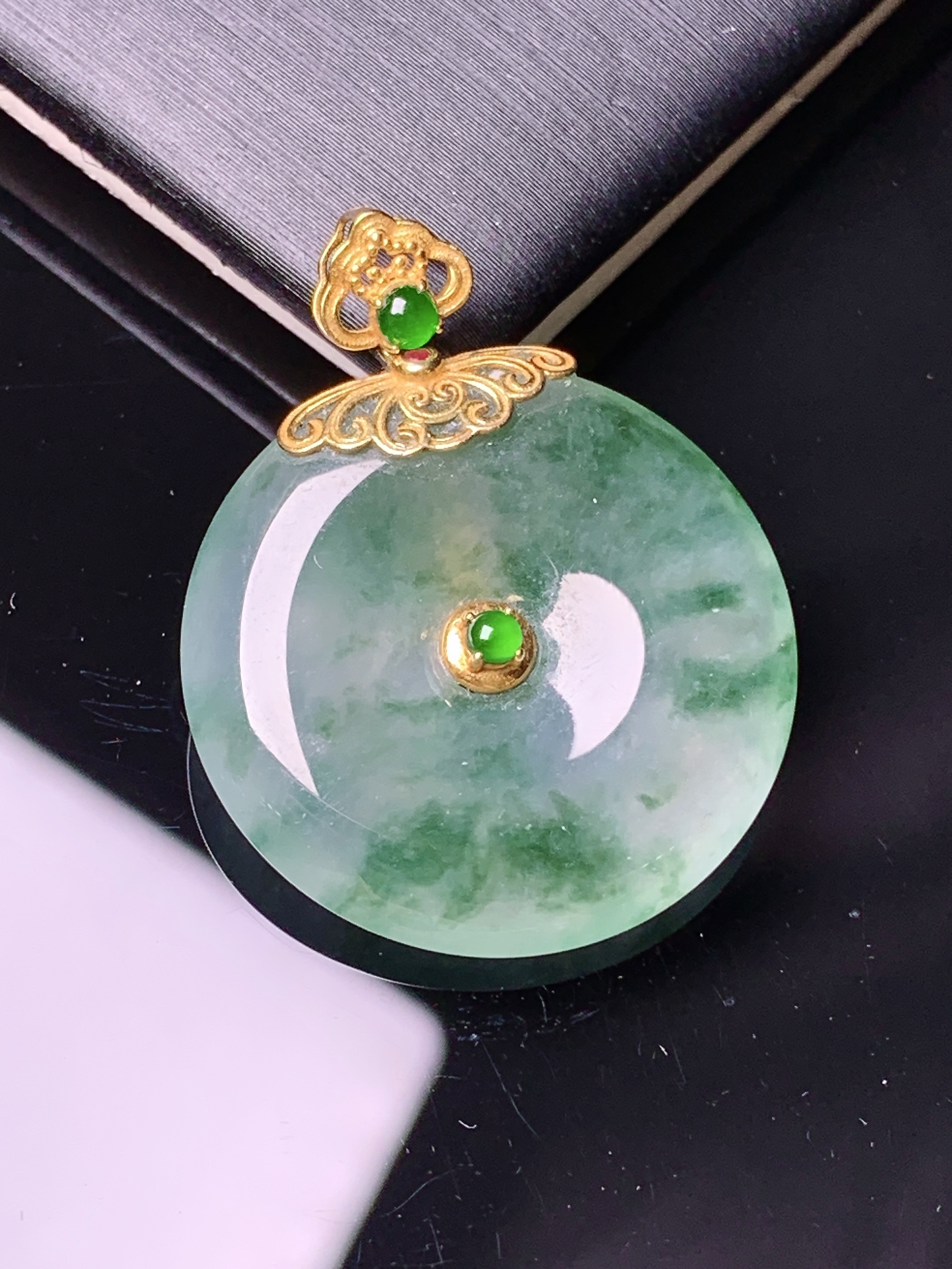 18k金镶嵌冰种飘绿平安扣吊坠 玉质细腻 色泽艳丽清新 水润亮眼 整体尺寸30*23.6*4.6*2x