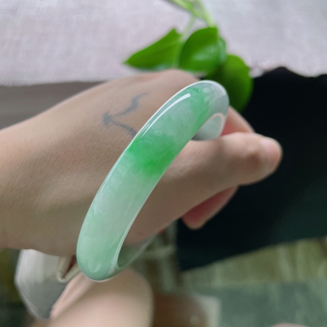 53.8/10.6/8.3飘绿正圈，水润，翠色伊人，春日色彩，甜美，一点皮纹，″ss49895a