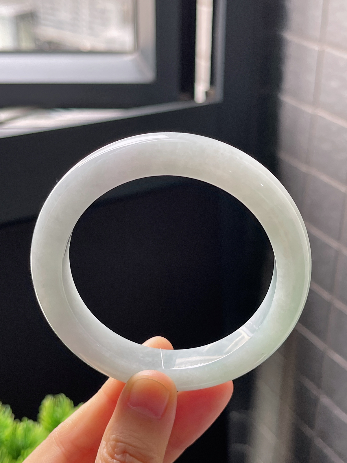 正圈56.7圈口，翡翠糯化种淡绿色手镯