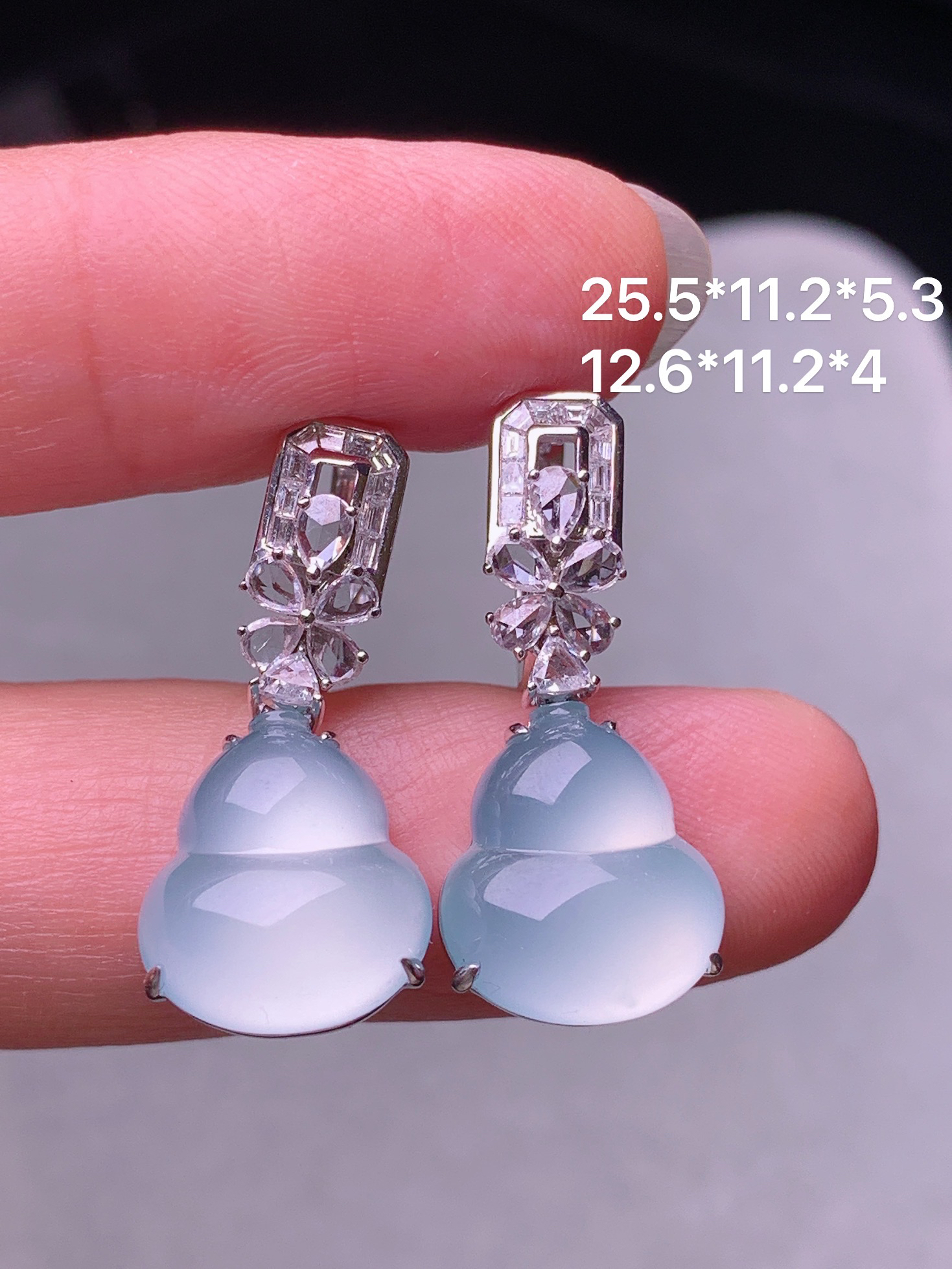 18k金钻镶嵌冰种葫芦耳坠 玉质细腻 色泽艳丽清新 水润亮眼 整体尺寸25.5*11.2*5.3m5