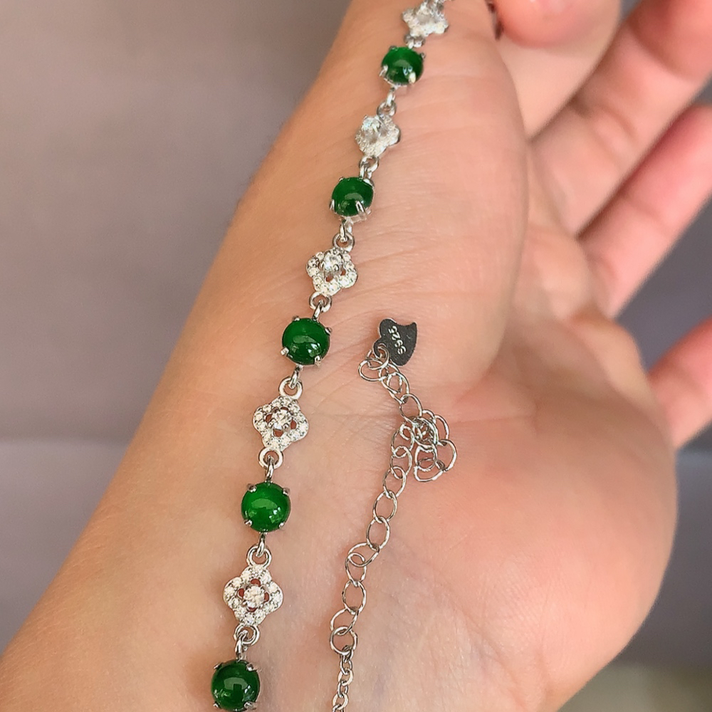 冰润满绿翡翠蛋面手链，水水润润，珠圆玉润，颜色鲜艳，妙明清净，清秀高雅，佩戴效果优雅迷人！性价比超值 W502.31  取一尺寸：5-3.8mm    裸石尺寸：5mm